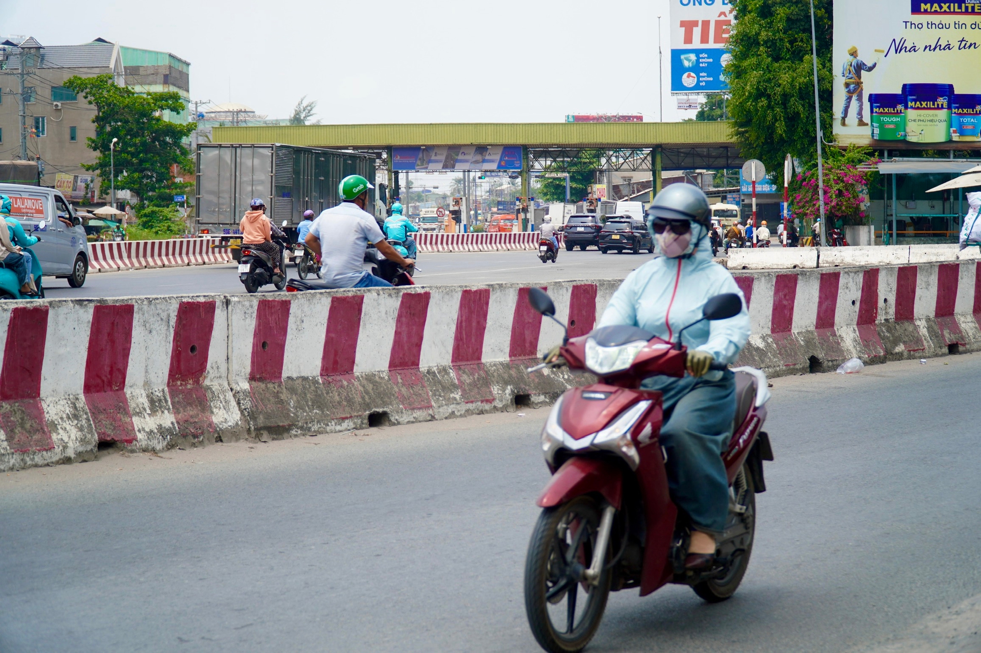 Đ&oacute;ng dải ph&acirc;n c&aacute;ch gần trạm thu ph&iacute; L&aacute;i Thi&ecirc;u, giao th&ocirc;ng dần ổn định - Ảnh 5.