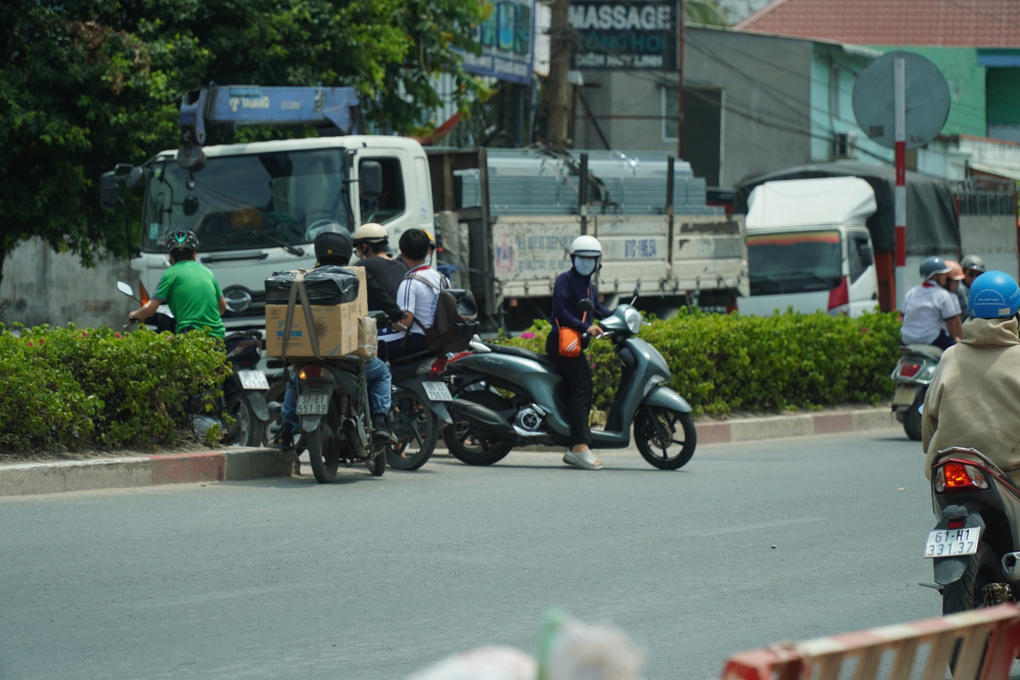 Đ&oacute;ng dải ph&acirc;n c&aacute;ch gần trạm thu ph&iacute; L&aacute;i Thi&ecirc;u, giao th&ocirc;ng dần ổn định - Ảnh 6.