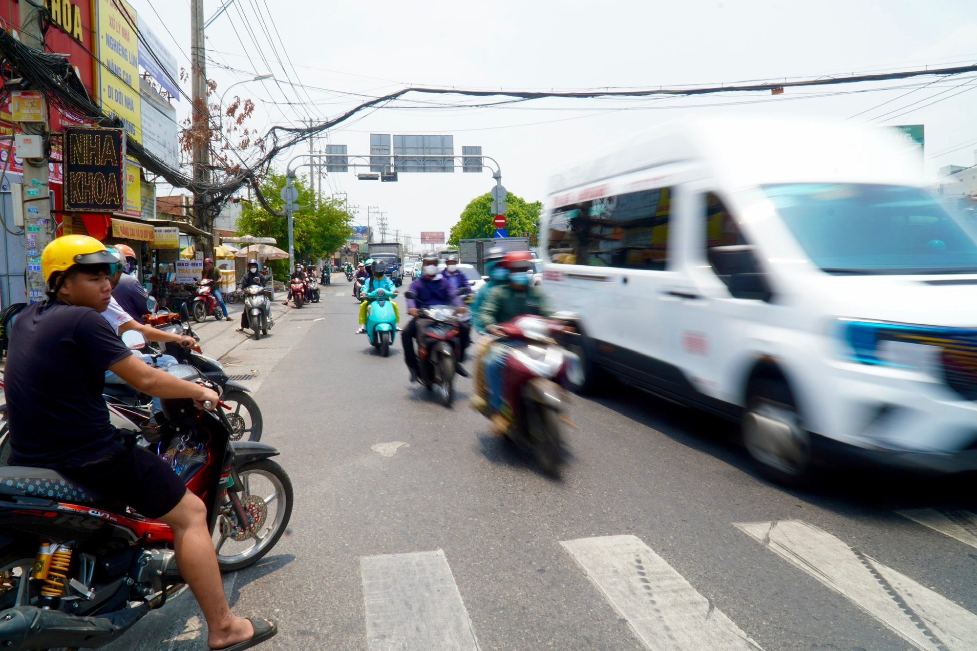 Đ&oacute;ng dải ph&acirc;n c&aacute;ch gần trạm thu ph&iacute; L&aacute;i Thi&ecirc;u, giao th&ocirc;ng dần ổn định - Ảnh 7.