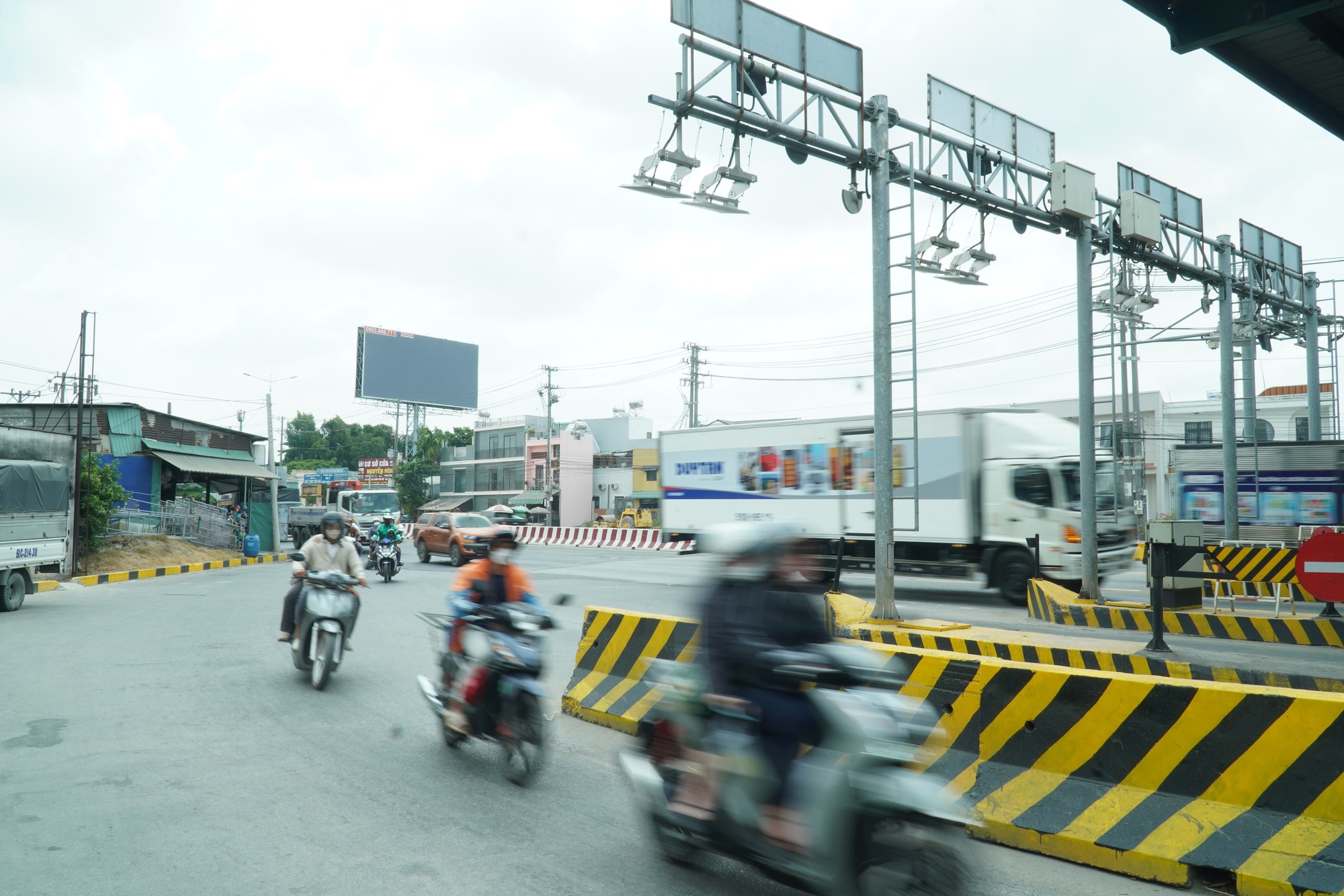 Đ&oacute;ng dải ph&acirc;n c&aacute;ch gần trạm thu ph&iacute; L&aacute;i Thi&ecirc;u, giao th&ocirc;ng dần ổn định - Ảnh 8.