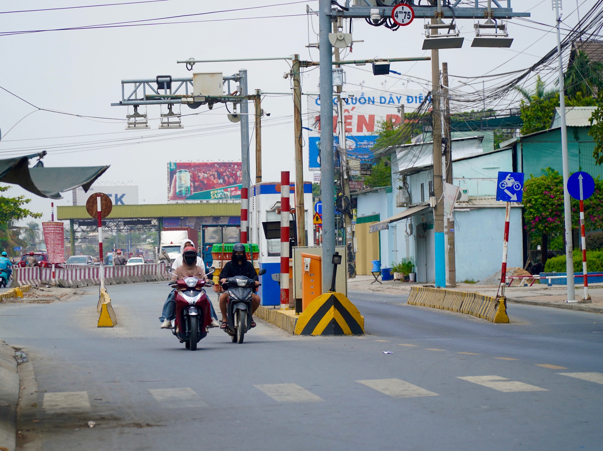 Đ&oacute;ng dải ph&acirc;n c&aacute;ch gần trạm thu ph&iacute; L&aacute;i Thi&ecirc;u, giao th&ocirc;ng dần ổn định - Ảnh 9.