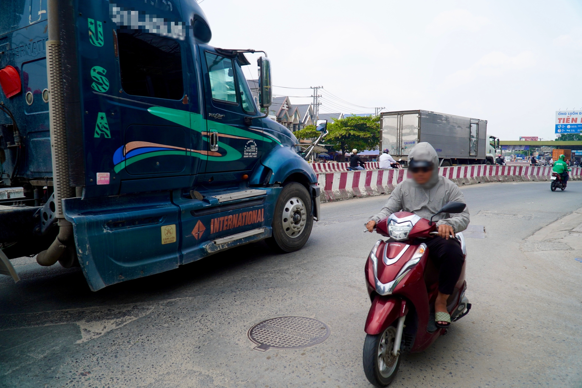 Đ&oacute;ng dải ph&acirc;n c&aacute;ch gần trạm thu ph&iacute; L&aacute;i Thi&ecirc;u, giao th&ocirc;ng dần ổn định - Ảnh 10.