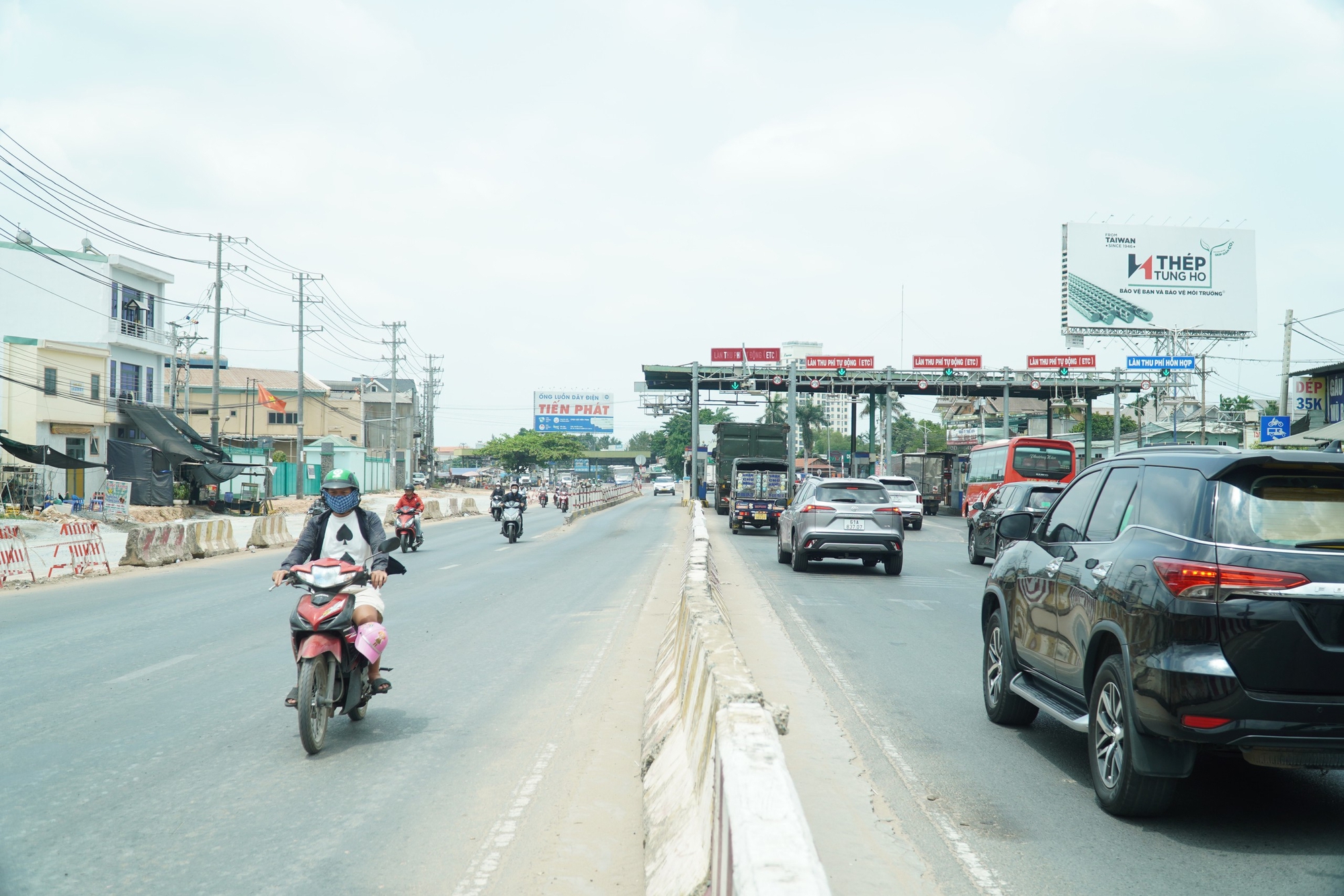 Đ&oacute;ng dải ph&acirc;n c&aacute;ch gần trạm thu ph&iacute; L&aacute;i Thi&ecirc;u, giao th&ocirc;ng dần ổn định - Ảnh 11.