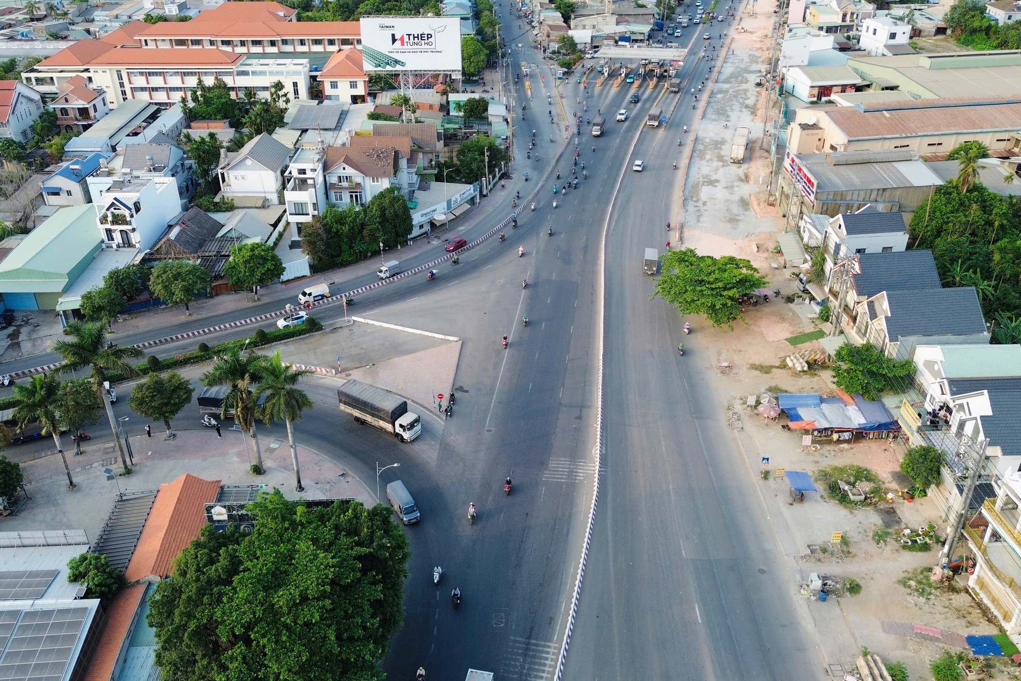 Đ&oacute;ng dải ph&acirc;n c&aacute;ch gần trạm thu ph&iacute; L&aacute;i Thi&ecirc;u, giao th&ocirc;ng dần ổn định - Ảnh 12.