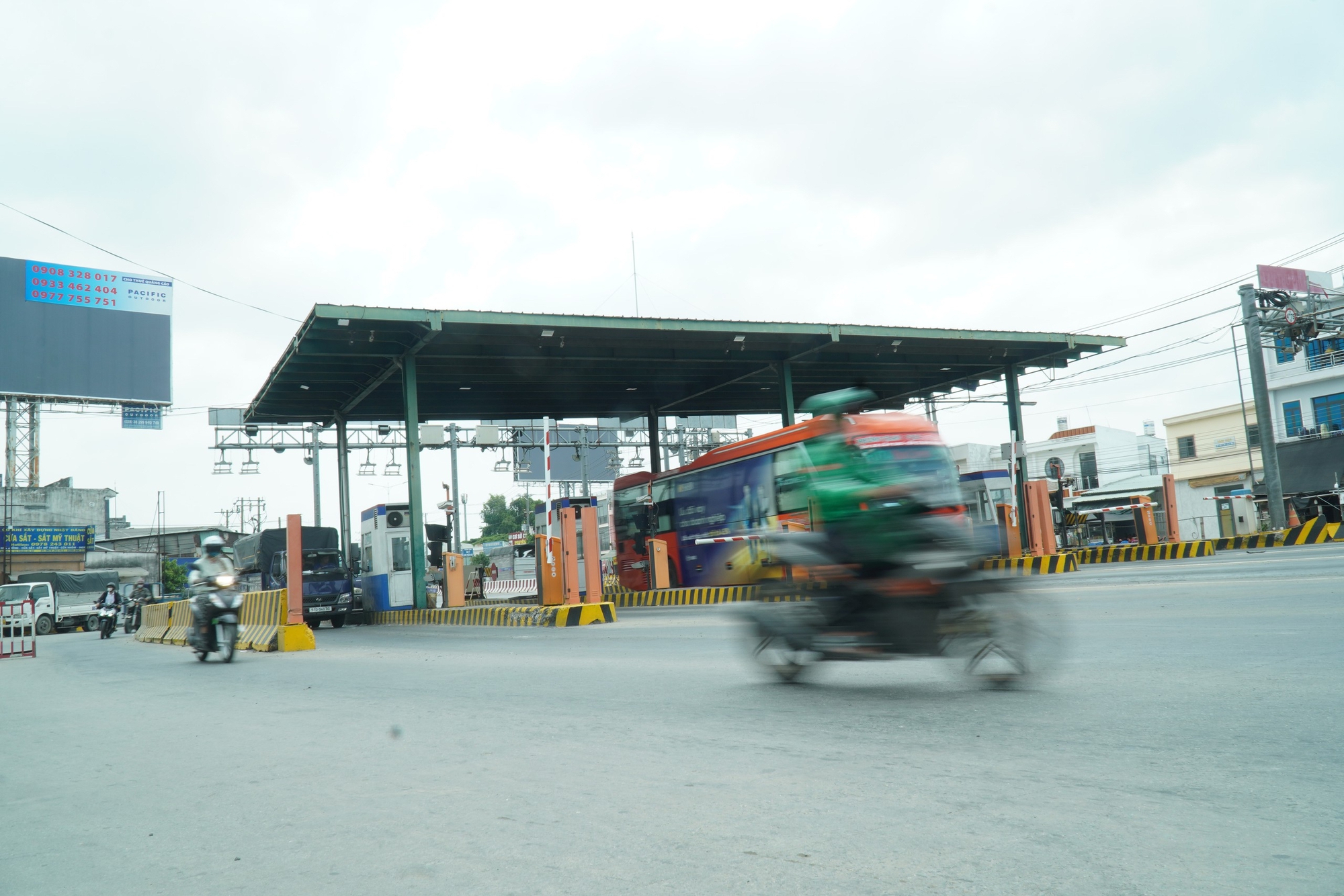 Đ&oacute;ng dải ph&acirc;n c&aacute;ch gần trạm thu ph&iacute; L&aacute;i Thi&ecirc;u, giao th&ocirc;ng dần ổn định - Ảnh 13.