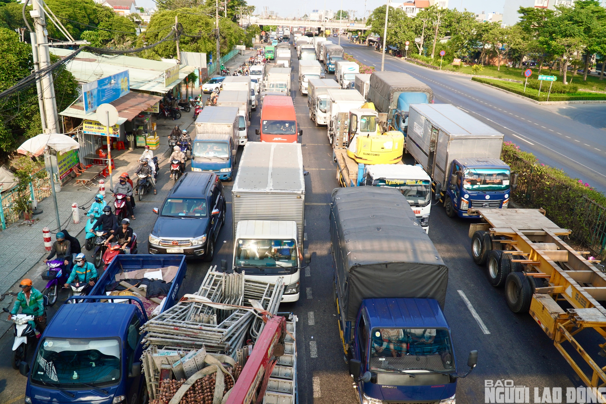 D&ograve;ng người rời TPHCM về qu&ecirc; lễ 30 - 4: Bến xe đ&ocirc;ng đ&uacute;c , giao th&ocirc;ng &ugrave;n tắc - Ảnh 1.