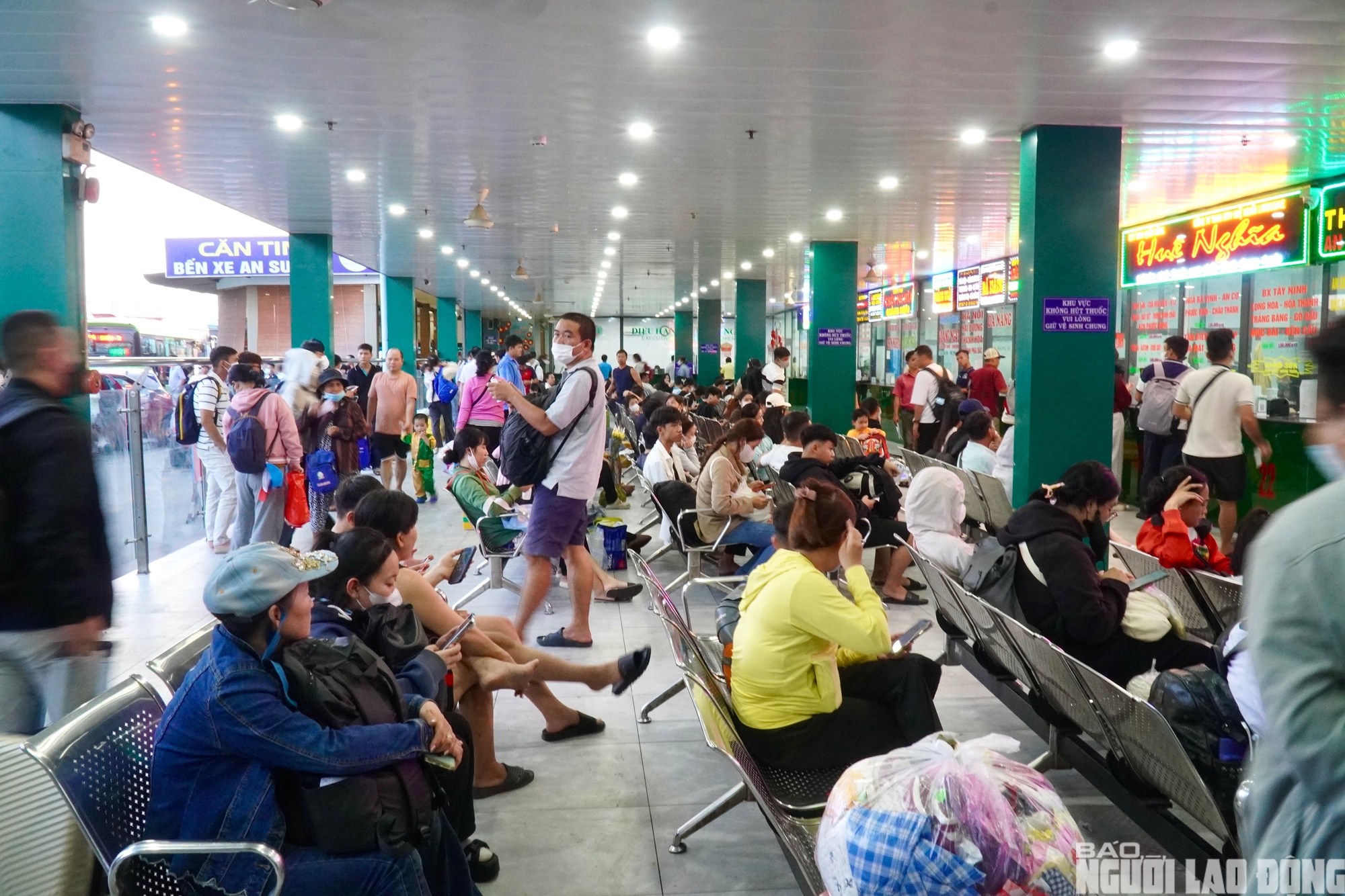 D&ograve;ng người rời TPHCM về qu&ecirc; lễ 30 - 4: Bến xe đ&ocirc;ng đ&uacute;c , giao th&ocirc;ng &ugrave;n tắc - Ảnh 2.