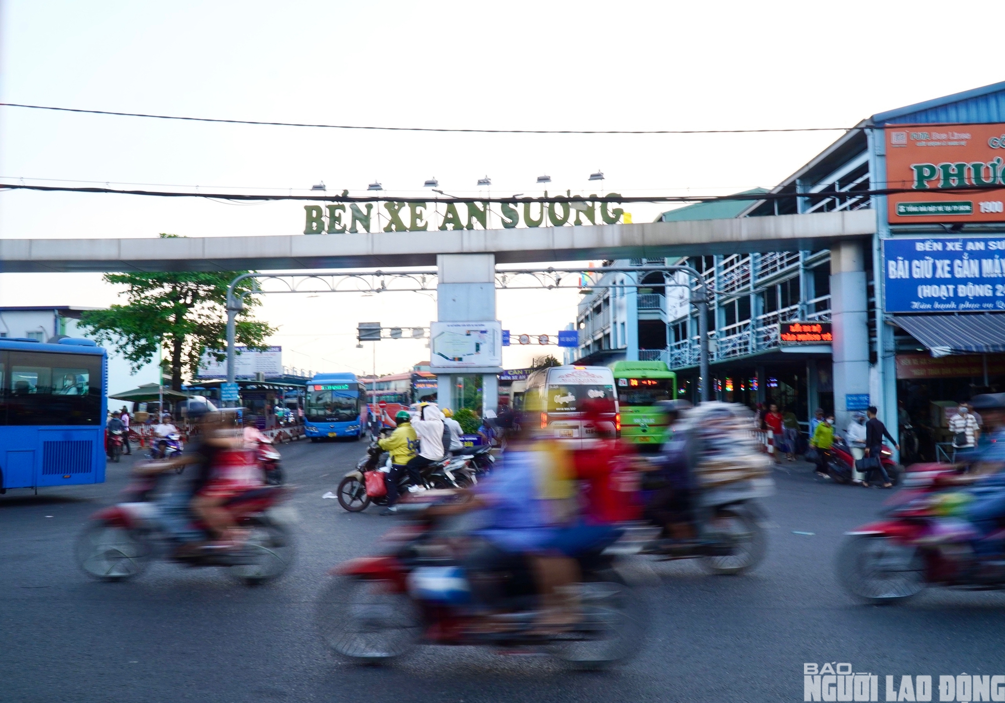 D&ograve;ng người rời TPHCM về qu&ecirc; lễ 30 - 4: Bến xe đ&ocirc;ng đ&uacute;c , giao th&ocirc;ng &ugrave;n tắc - Ảnh 3.