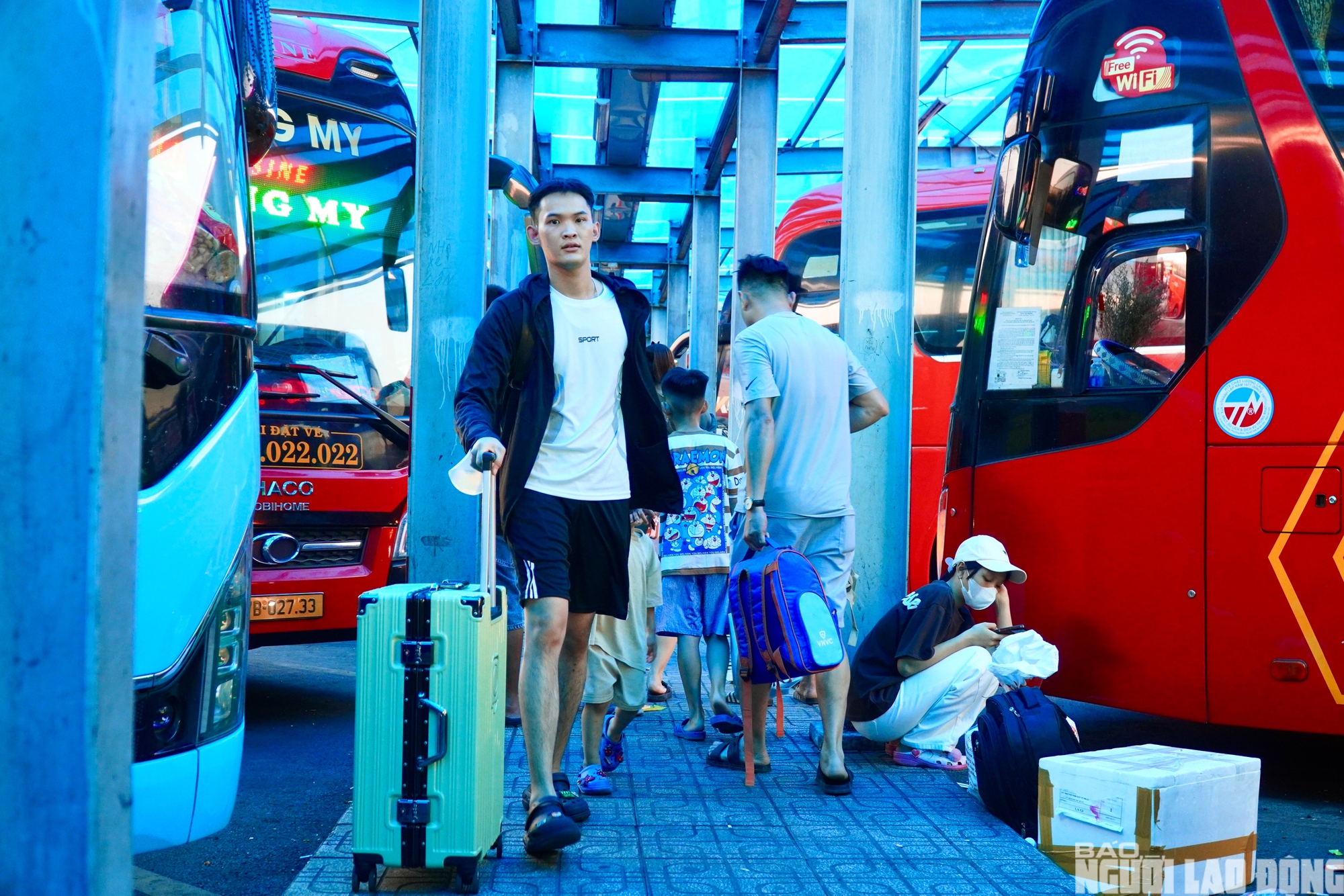 D&ograve;ng người rời TPHCM về qu&ecirc; lễ 30 - 4: Bến xe đ&ocirc;ng đ&uacute;c , giao th&ocirc;ng &ugrave;n tắc - Ảnh 5.