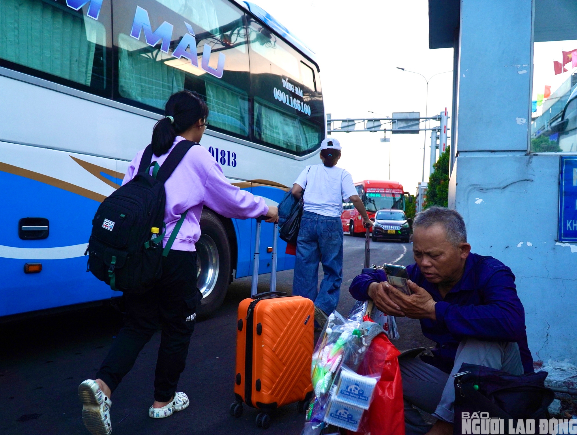 D&ograve;ng người rời TPHCM về qu&ecirc; lễ 30 - 4: Bến xe đ&ocirc;ng đ&uacute;c , giao th&ocirc;ng &ugrave;n tắc - Ảnh 6.