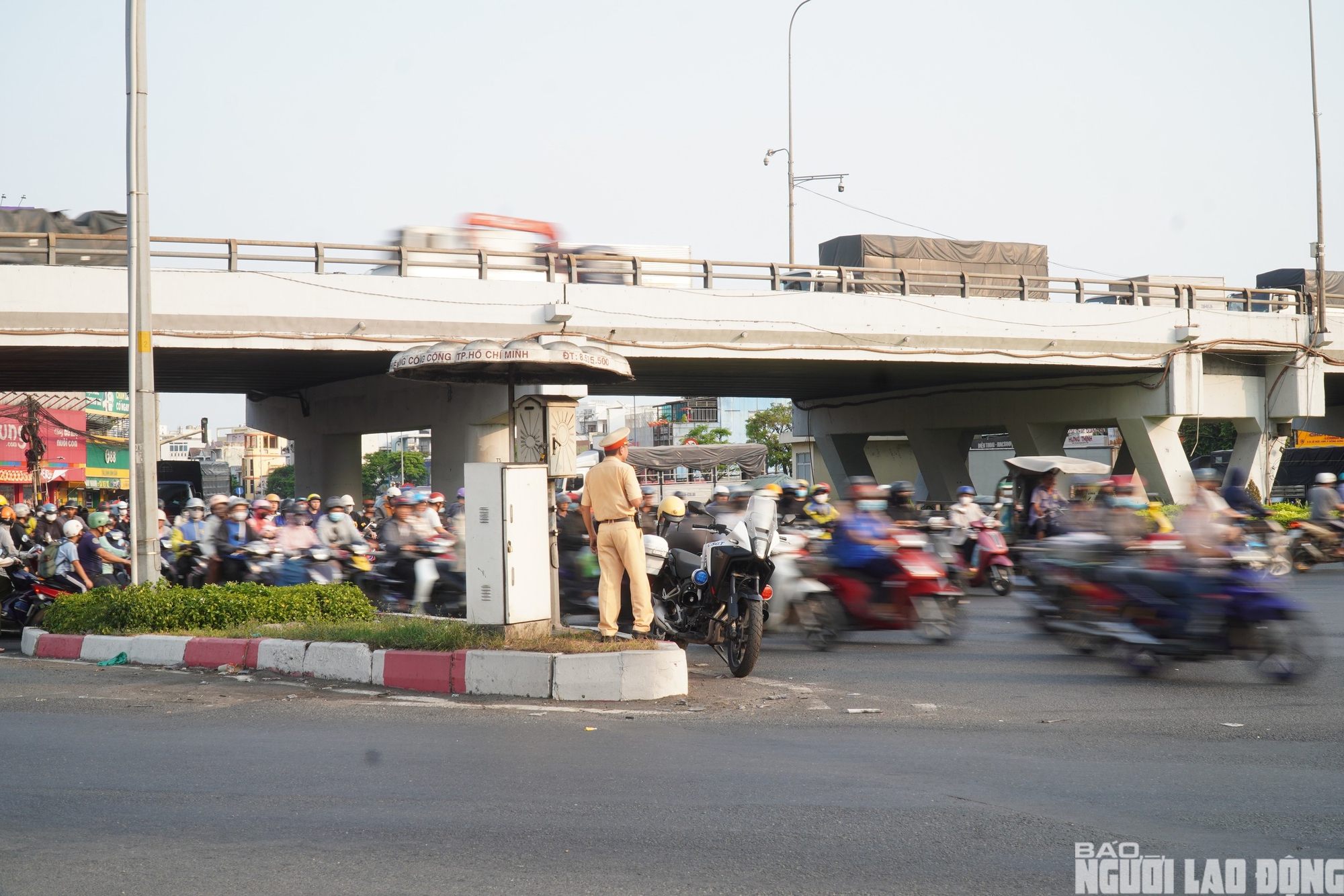 D&ograve;ng người rời TPHCM về qu&ecirc; lễ 30 - 4: Bến xe đ&ocirc;ng đ&uacute;c , giao th&ocirc;ng &ugrave;n tắc - Ảnh 9.