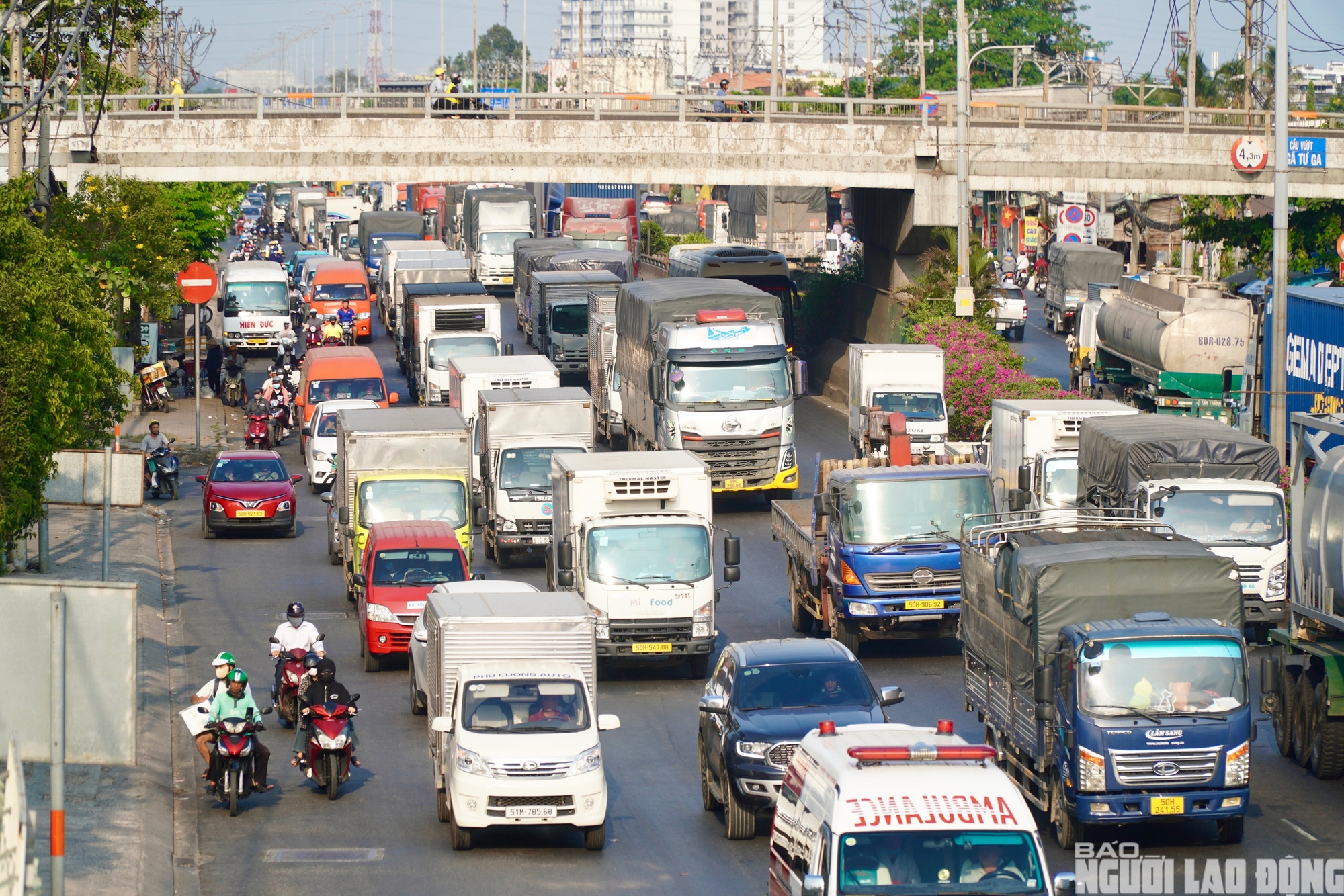 D&ograve;ng người rời TPHCM về qu&ecirc; lễ 30 - 4: Bến xe đ&ocirc;ng đ&uacute;c , giao th&ocirc;ng &ugrave;n tắc - Ảnh 10.