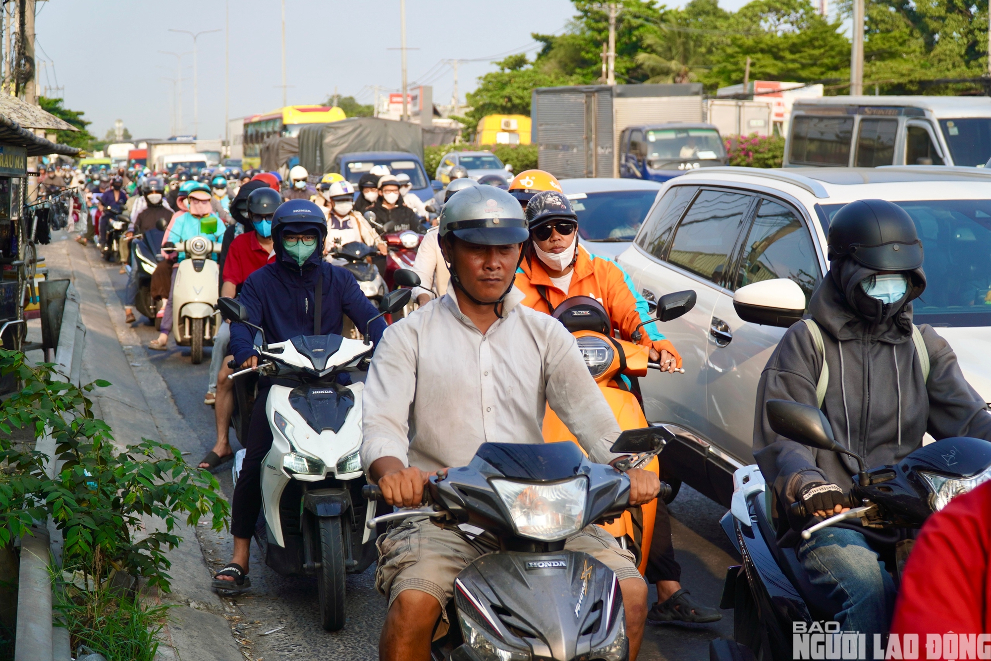 D&ograve;ng người rời TPHCM về qu&ecirc; lễ 30 - 4: Bến xe đ&ocirc;ng đ&uacute;c , giao th&ocirc;ng &ugrave;n tắc - Ảnh 11.