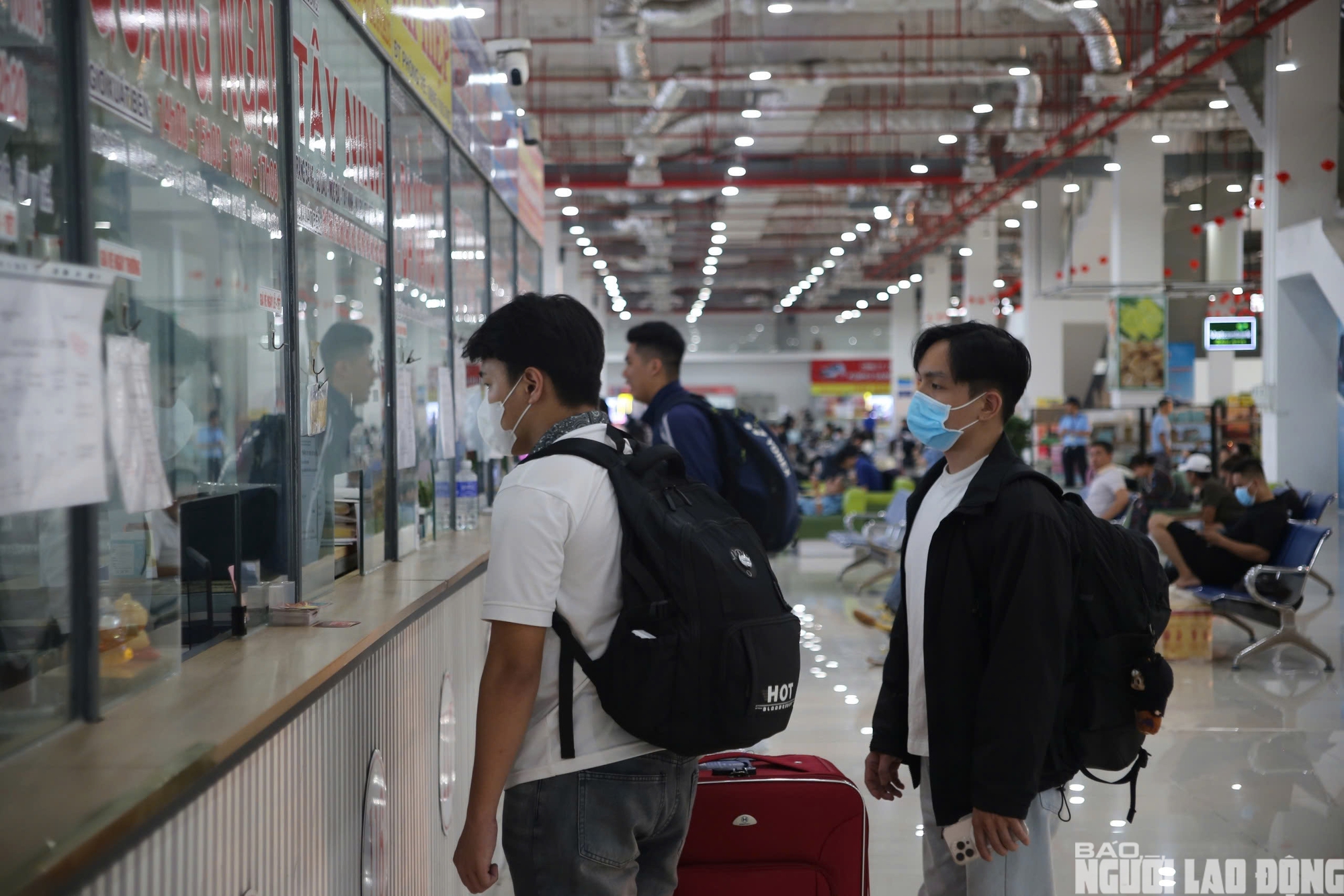 D&ograve;ng người rời TPHCM về qu&ecirc; lễ 30 - 4: Bến xe đ&ocirc;ng đ&uacute;c , giao th&ocirc;ng &ugrave;n tắc - Ảnh 16.