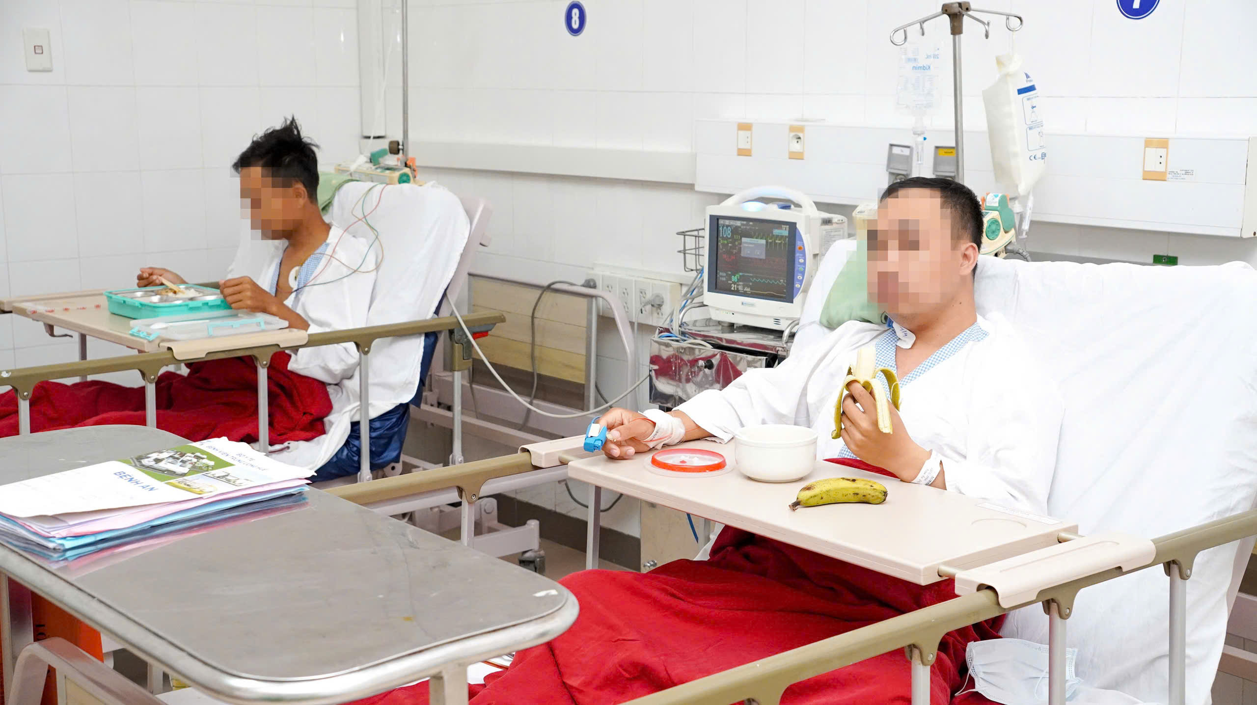 Sau phút mặc niệm, gần 200 y-bác sĩ đã làm nên điều kỳ diệu cho 6 bệnh nhân  - Ảnh 3.