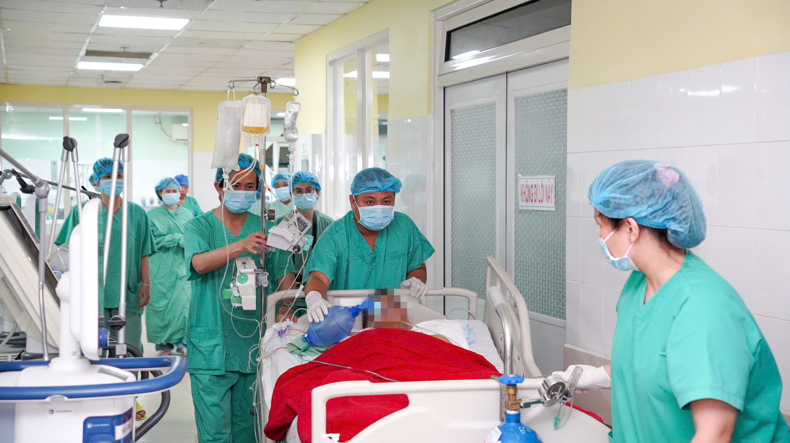 Sau phút mặc niệm, gần 200 y-bác sĩ đã làm nên điều kỳ diệu cho 6 bệnh nhân  - Ảnh 2.