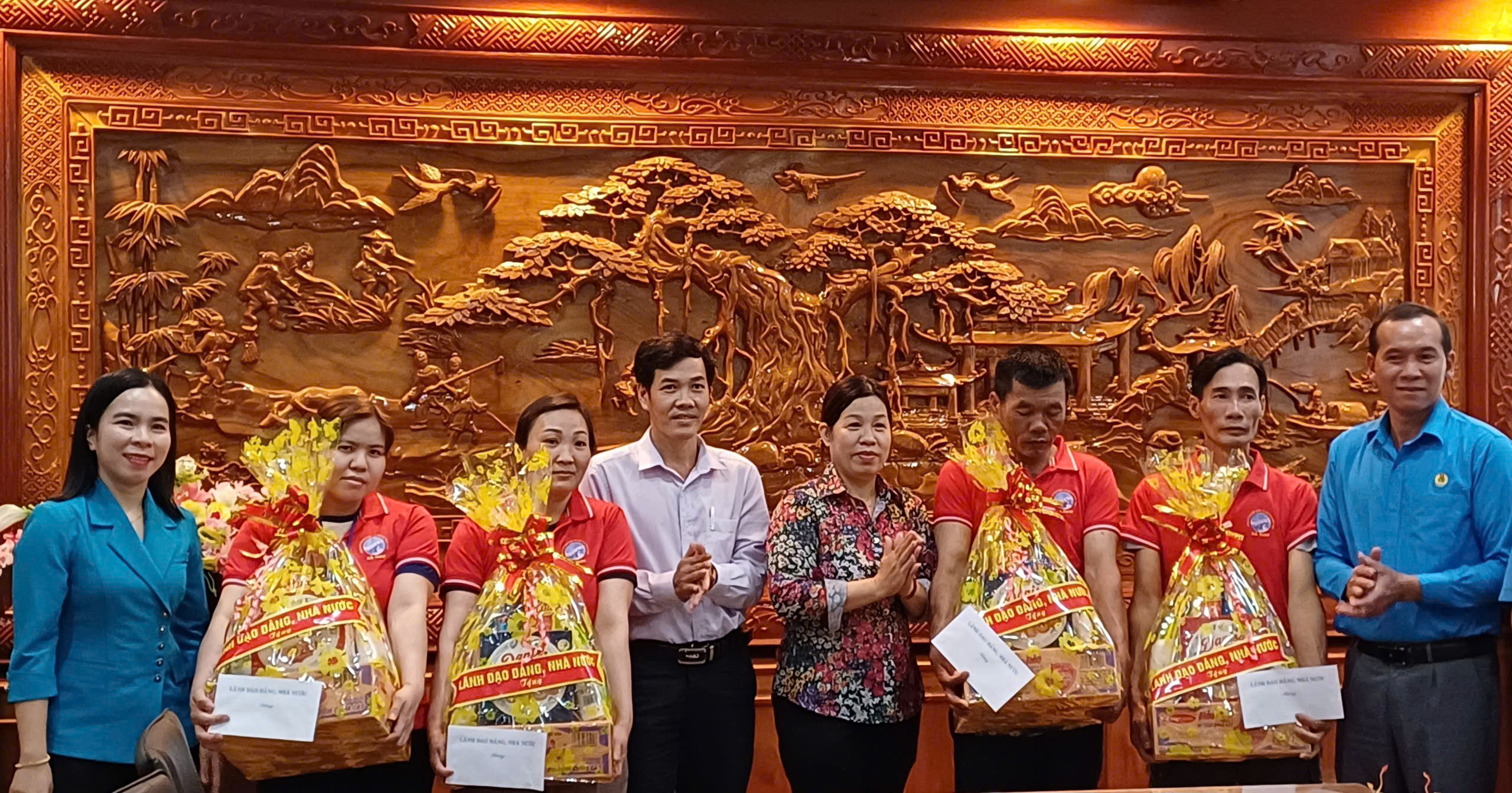 Thăm, tặng quà cho công nhân có hoàn cảnh khó khăn ở Cà Mau - Ảnh 1.