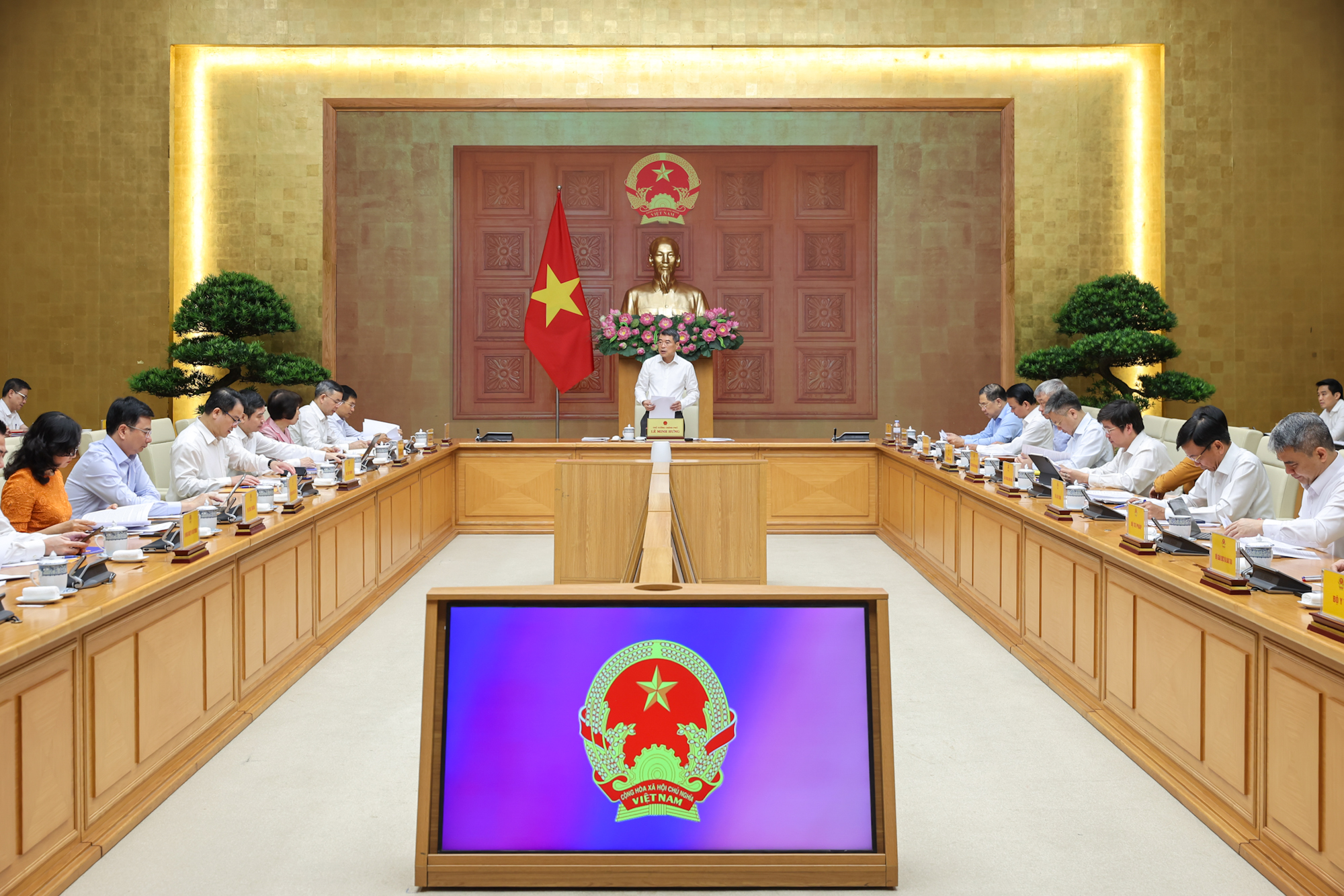 Thủ tướng: Triển khai có hiệu quả việc nâng ngưỡng doanh thu miễn thuế lên 1 tỉ đồng - Ảnh 2.