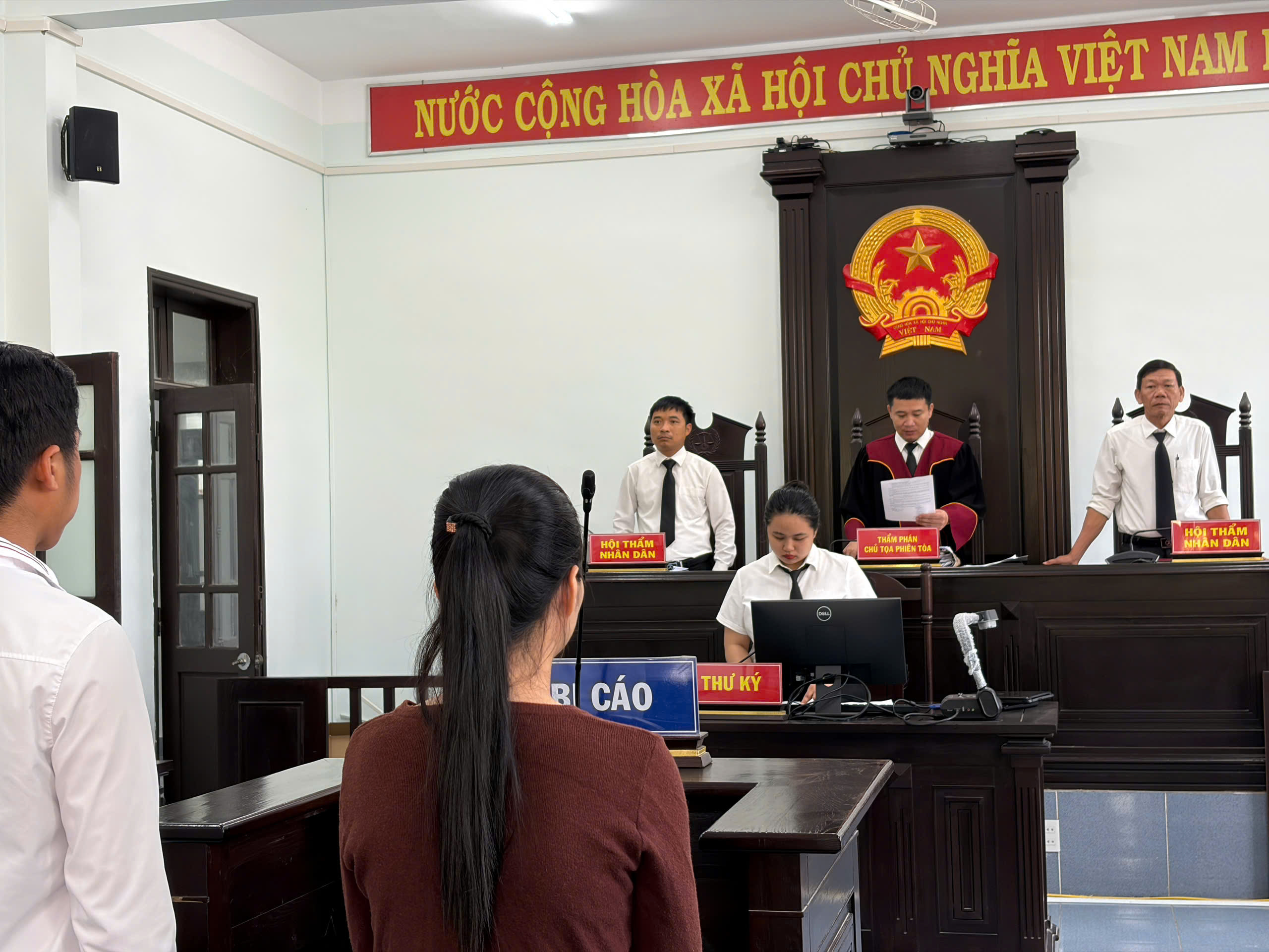 Vợ giao xe cho chồng không đủ điều kiện và trách nhiệm pháp lý nghiêm trọng - Ảnh 1.