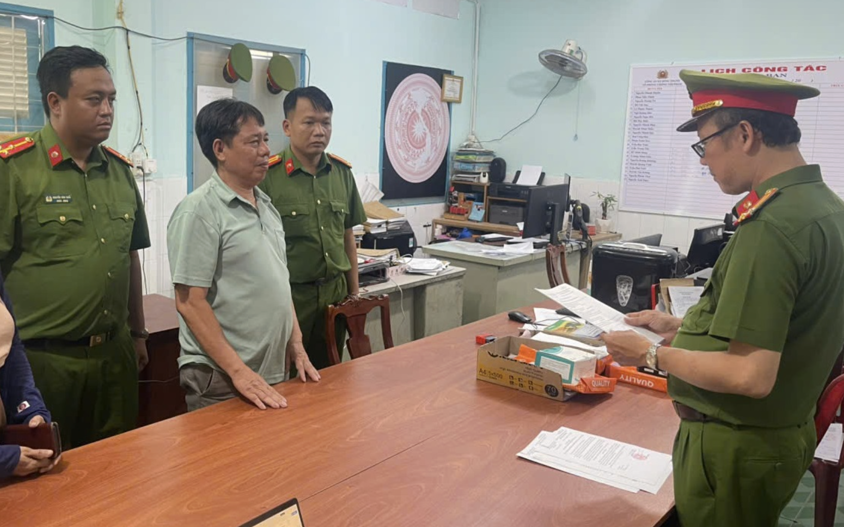 Bất ngờ ph&aacute;t hiện c&aacute; thể cu li qu&yacute; hiếm leo d&acirc;y điện trước nh&agrave; d&acirc;n ở Gia Lai - Ảnh 2.