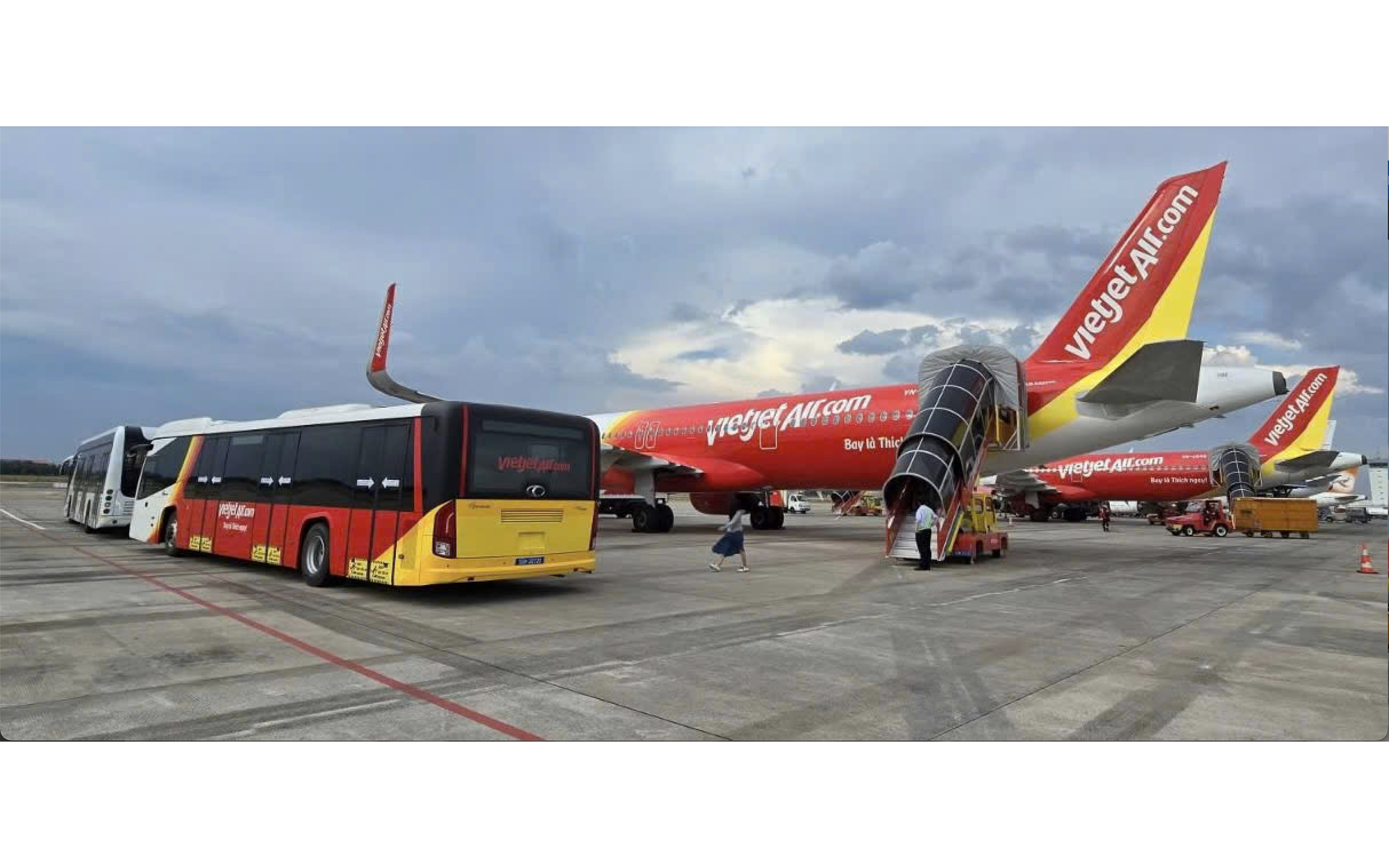 Sắc đỏ Vietjet lan tỏa niềm tự hào Việt Nam trên độ cao 10.000 m - Ảnh 6.
