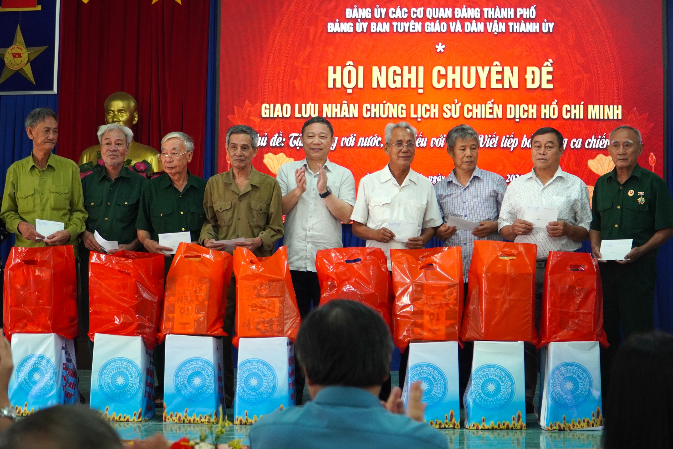 Hoạt động &yacute; nghĩa của Ban Tuy&ecirc;n gi&aacute;o v&agrave; D&acirc;n vận Th&agrave;nh ủy TPHCM - Ảnh 12.