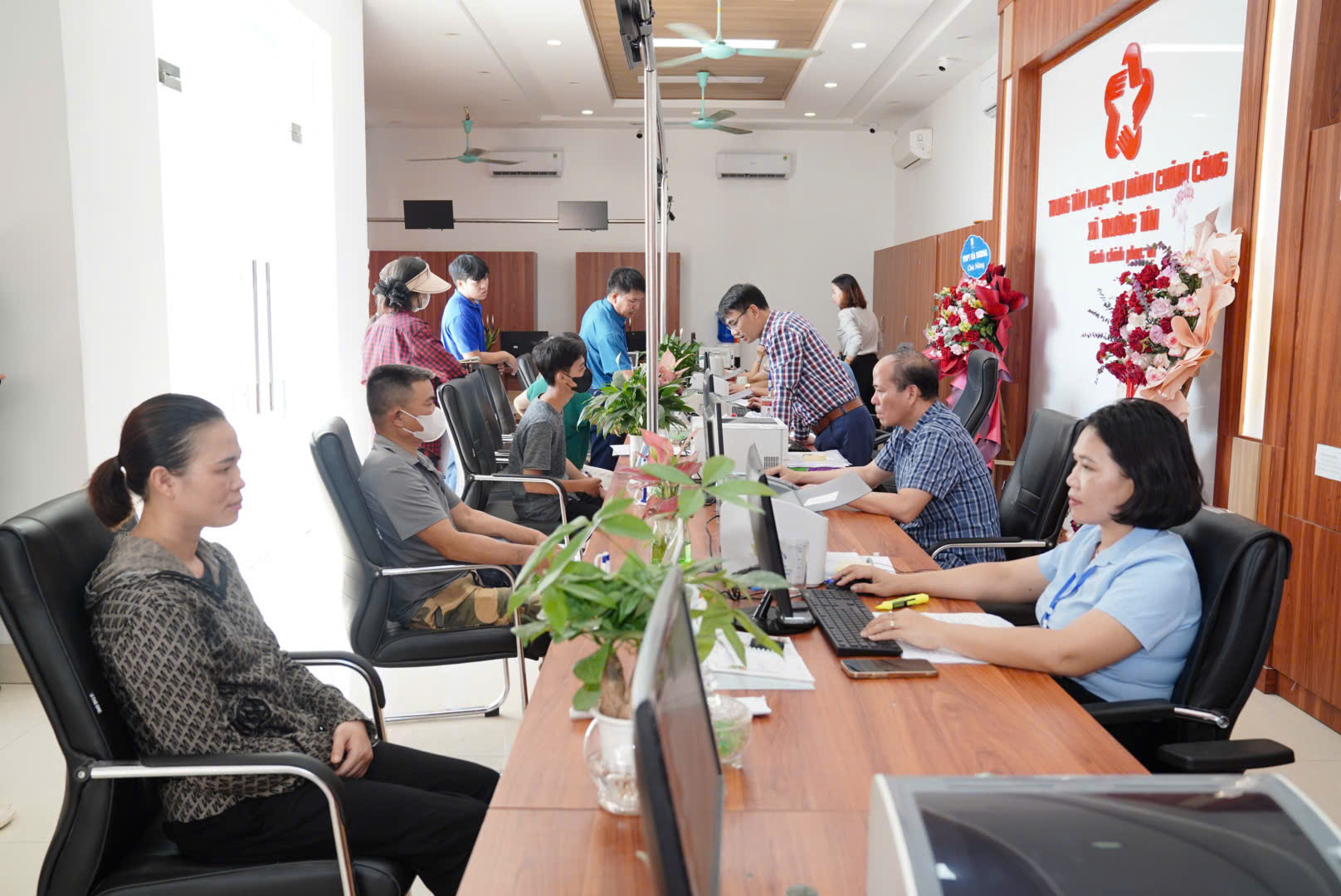 Đề xuất không yêu cầu doanh nghiệp nộp bản giấy đối chứng khi làm thủ tục hành chính  - Ảnh 1.