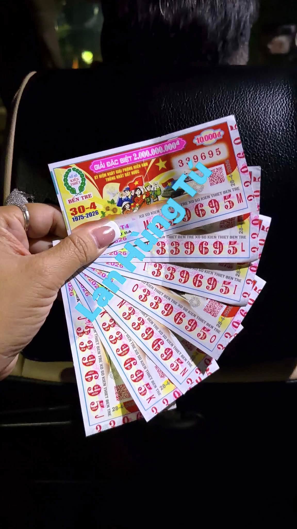 Bảy công nhân vỡ òa niềm vui khu trúng giải độc đắc xổ số miền Nam - Ảnh 2.