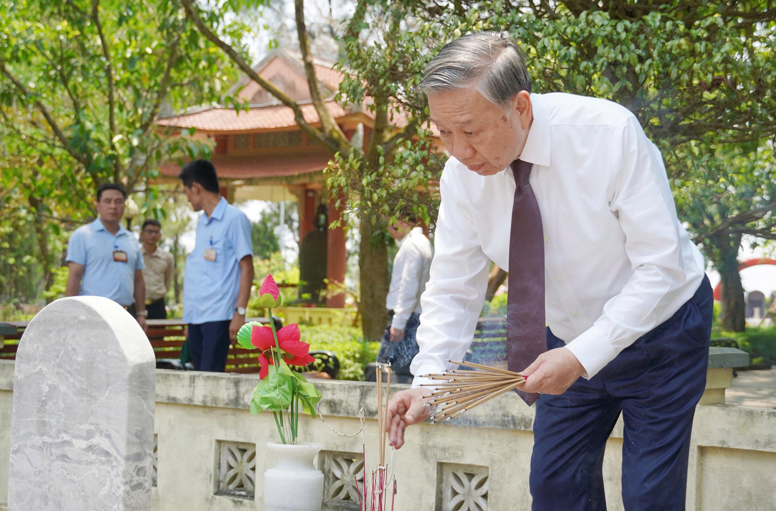 Tổng Bí thư, Chủ tịch nước Tô Lâm dâng hương, tri ân các anh hùng liệt sĩ tại Quảng Trị - Ảnh 4.