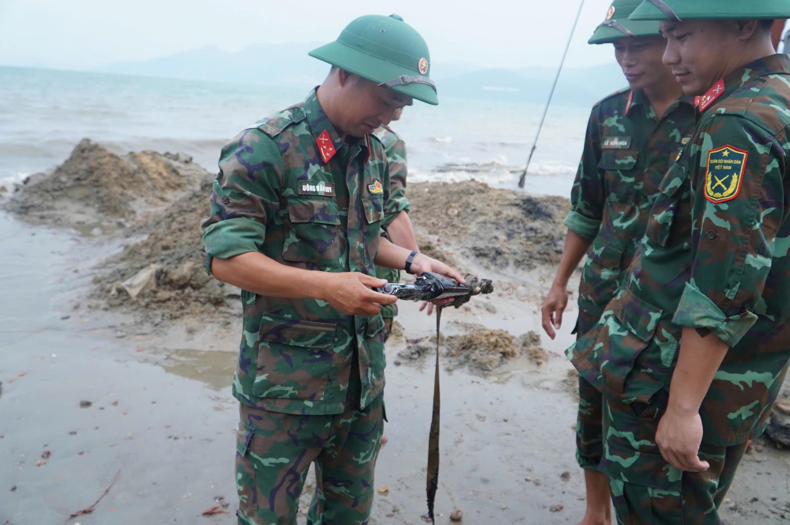Bất ngờ phát hiện nhiều vũ khí khi trục vớt xe tăng bị vùi lấp tại bãi biển Quy Nhơn - Ảnh 3.