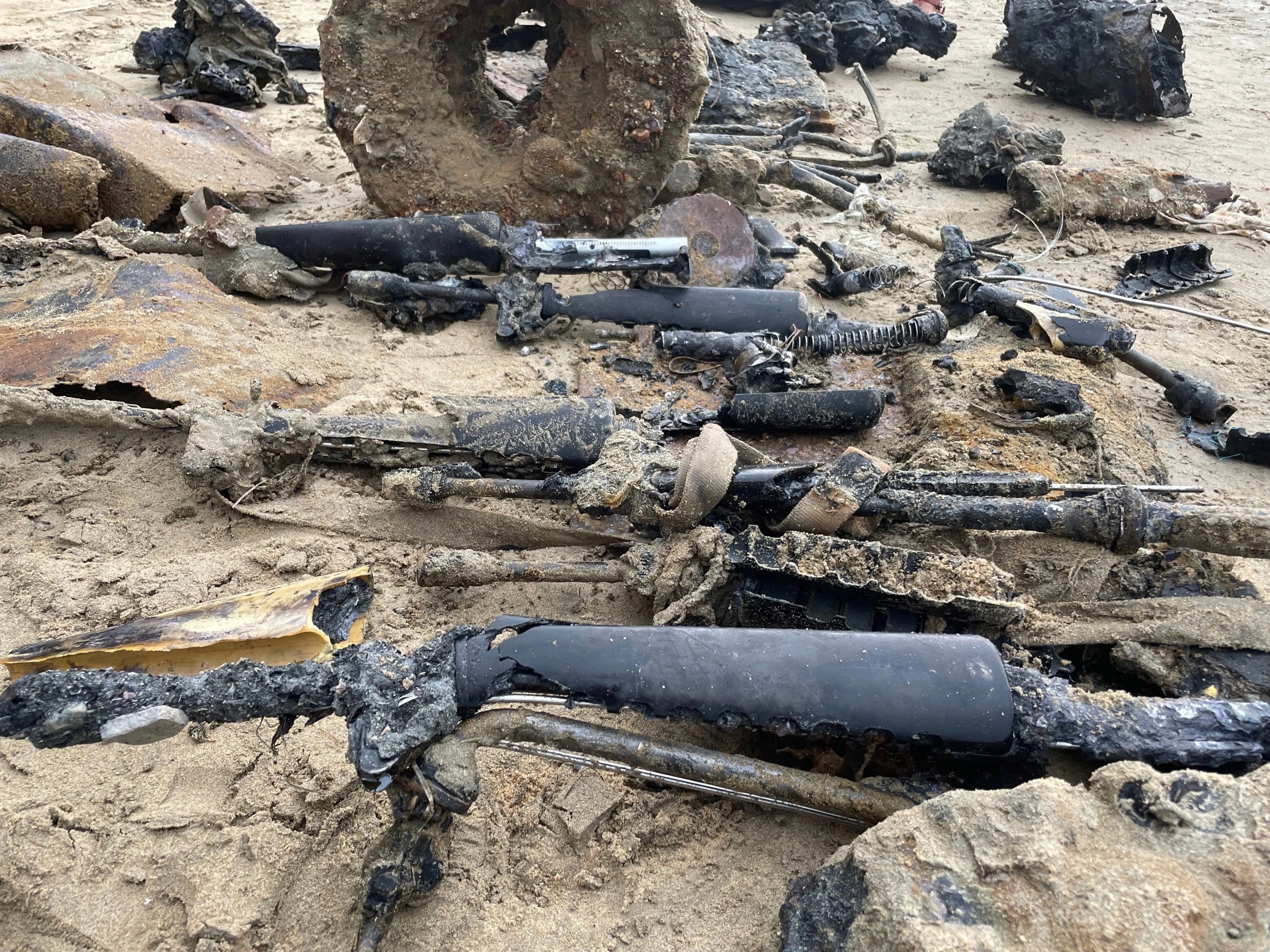 Bất ngờ phát hiện nhiều vũ khí khi trục vớt xe tăng bị vùi lấp tại bãi biển Quy Nhơn - Ảnh 1.