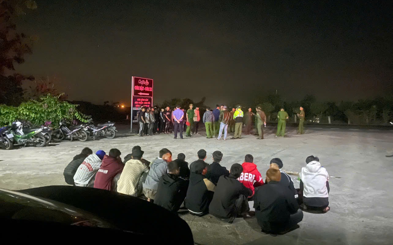 Truy qu&eacute;t nh&oacute;m mang hung kh&iacute; đi đ&aacute;nh nhau ở Gia Lai, c&ocirc;ng an bắt giữ 2 người - Ảnh 2.