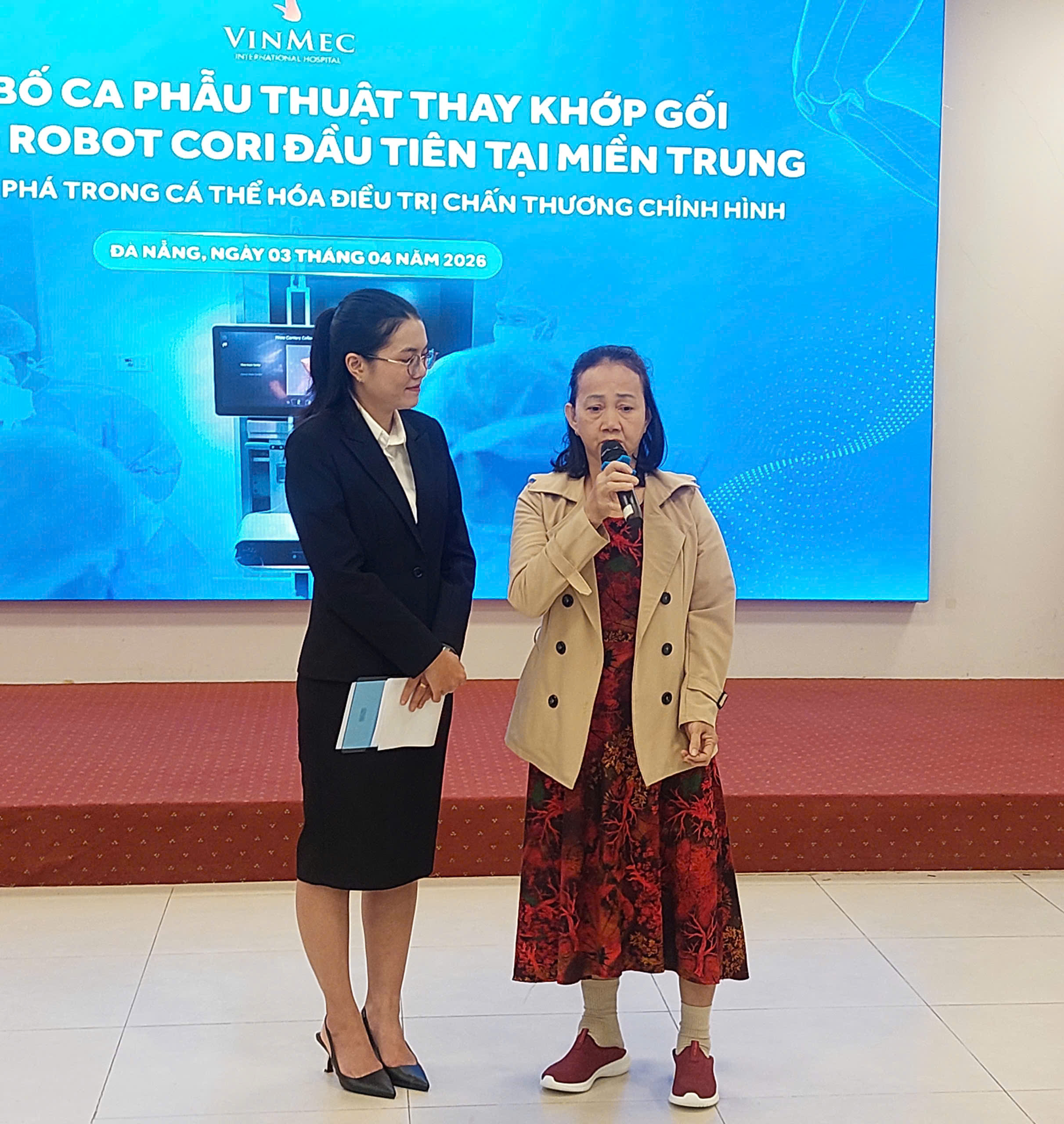 Lần đầu tại miền Trung: Thay khớp gối bằng robot, bệnh nhân tập đi ngay sau mổ - Ảnh 1.