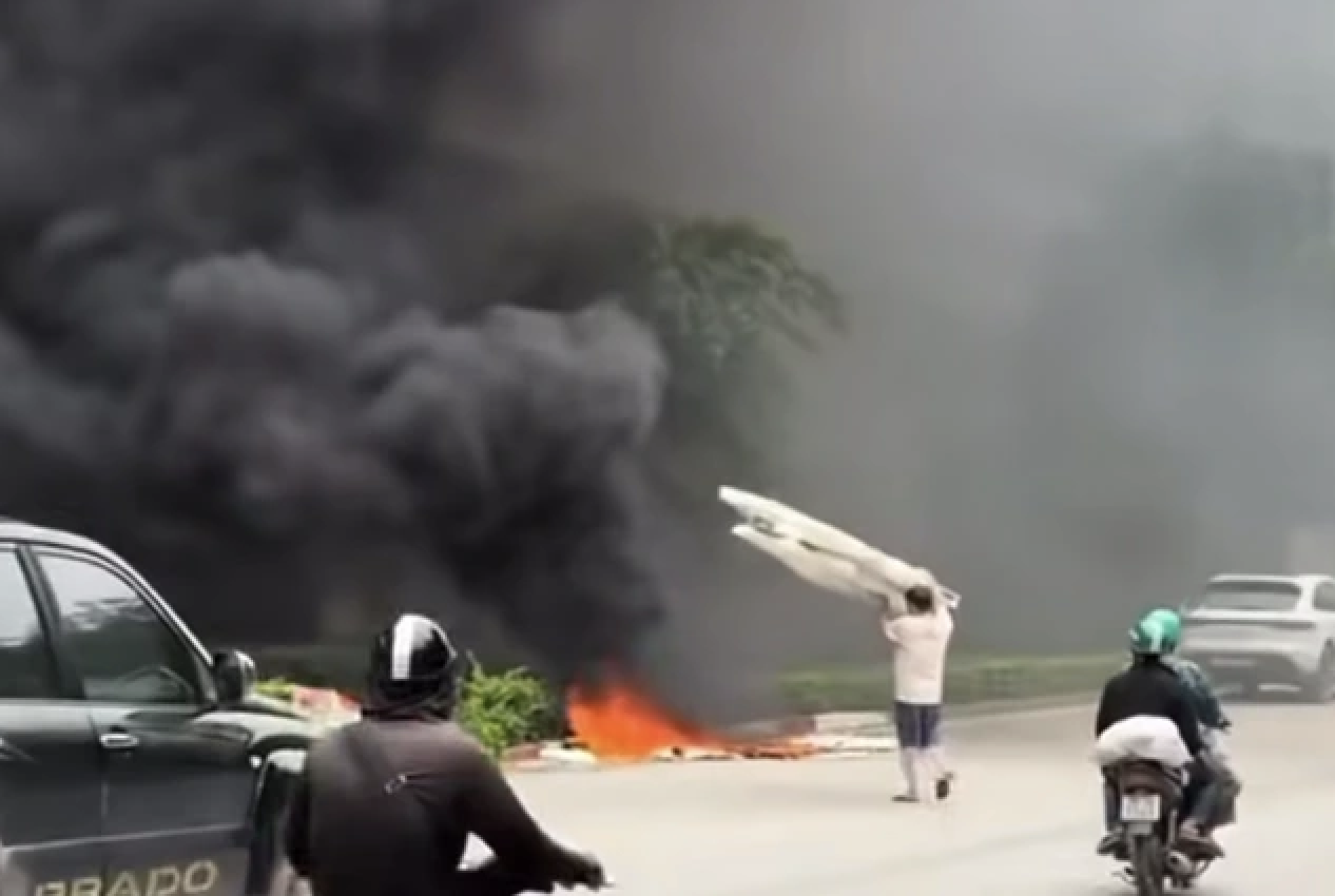 Xử phạt đốt rác gây ô nhiễm môi trường tại cầu Thăng Long - Ảnh 1.