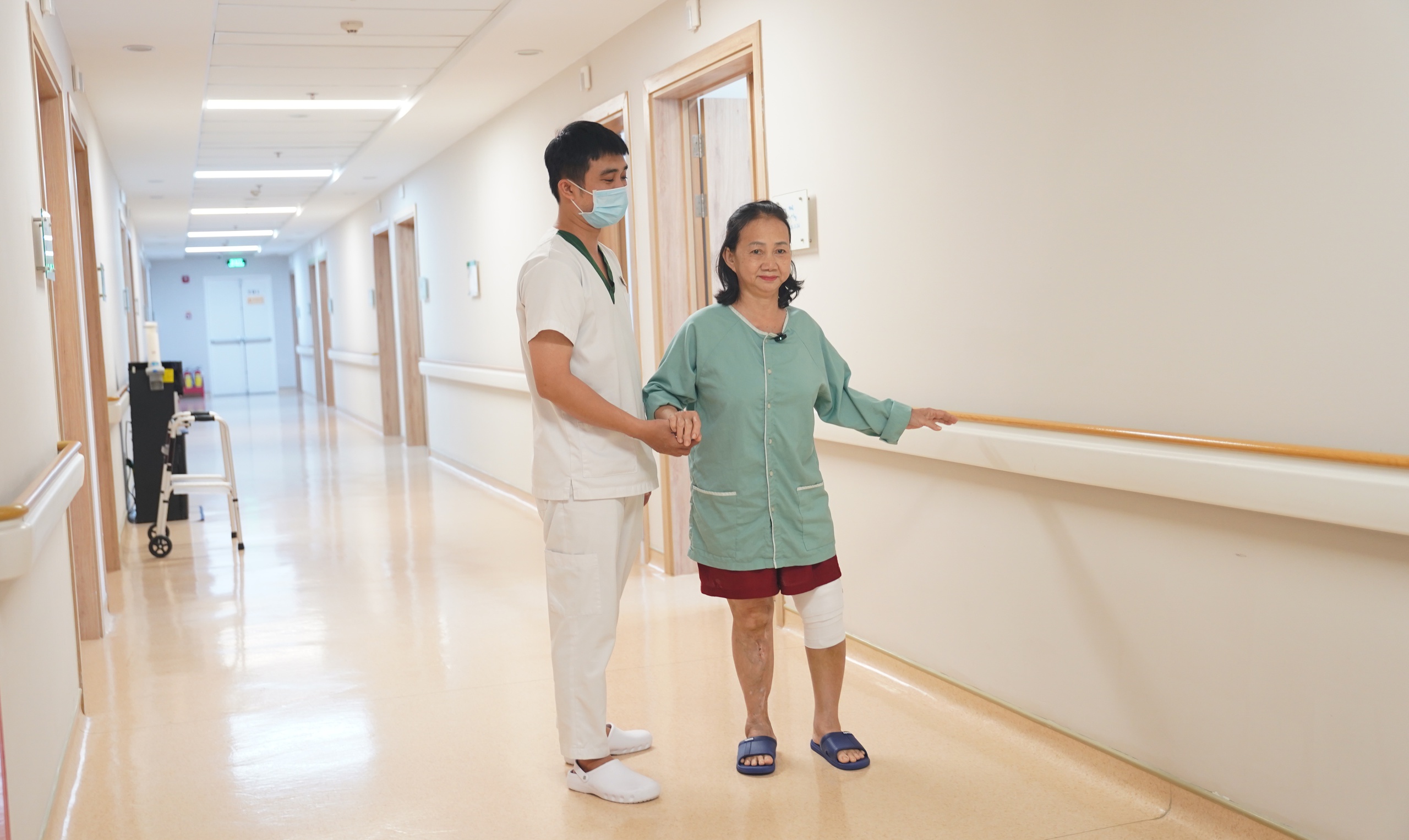 Lần đầu tại miền Trung: Thay khớp gối bằng robot, bệnh nhân tập đi ngay sau mổ - Ảnh 4.