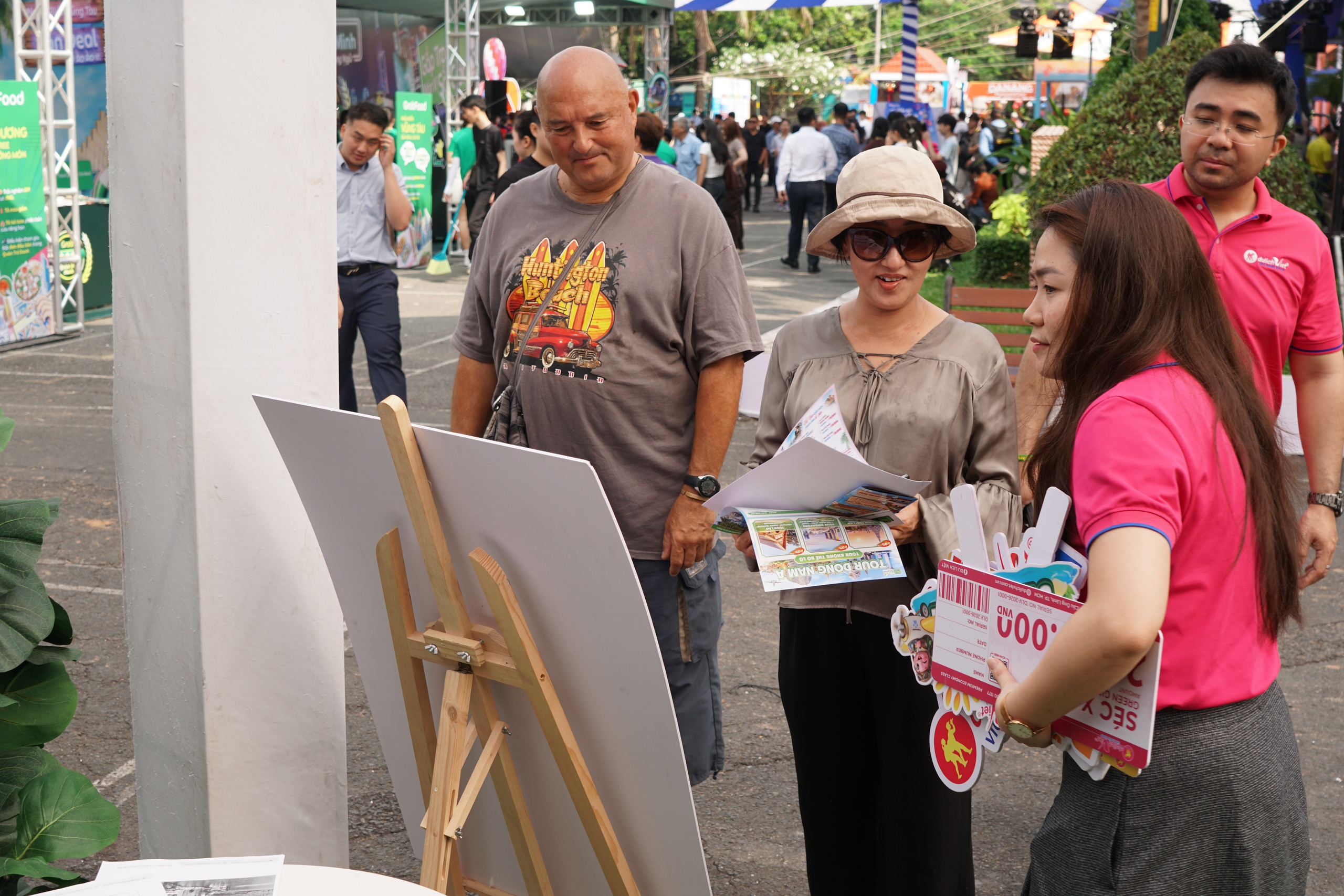 Người d&acirc;n nhộn nhịp đi săn tour du lịch ưu đ&atilde;i dịp 30-4 tại ng&agrave;y hội ở TPHCM - Ảnh 10.