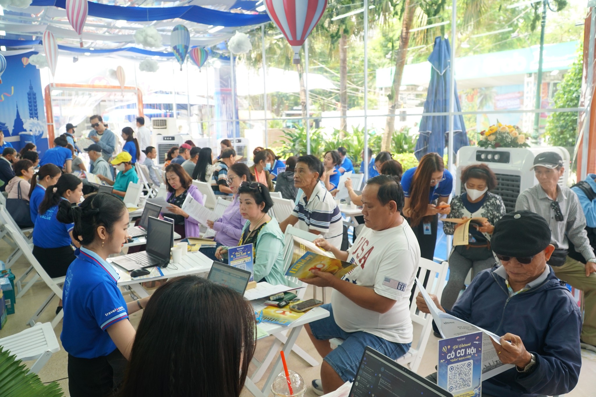 Người d&acirc;n nhộn nhịp đi săn tour du lịch ưu đ&atilde;i dịp 30-4 tại ng&agrave;y hội ở TPHCM - Ảnh 4.