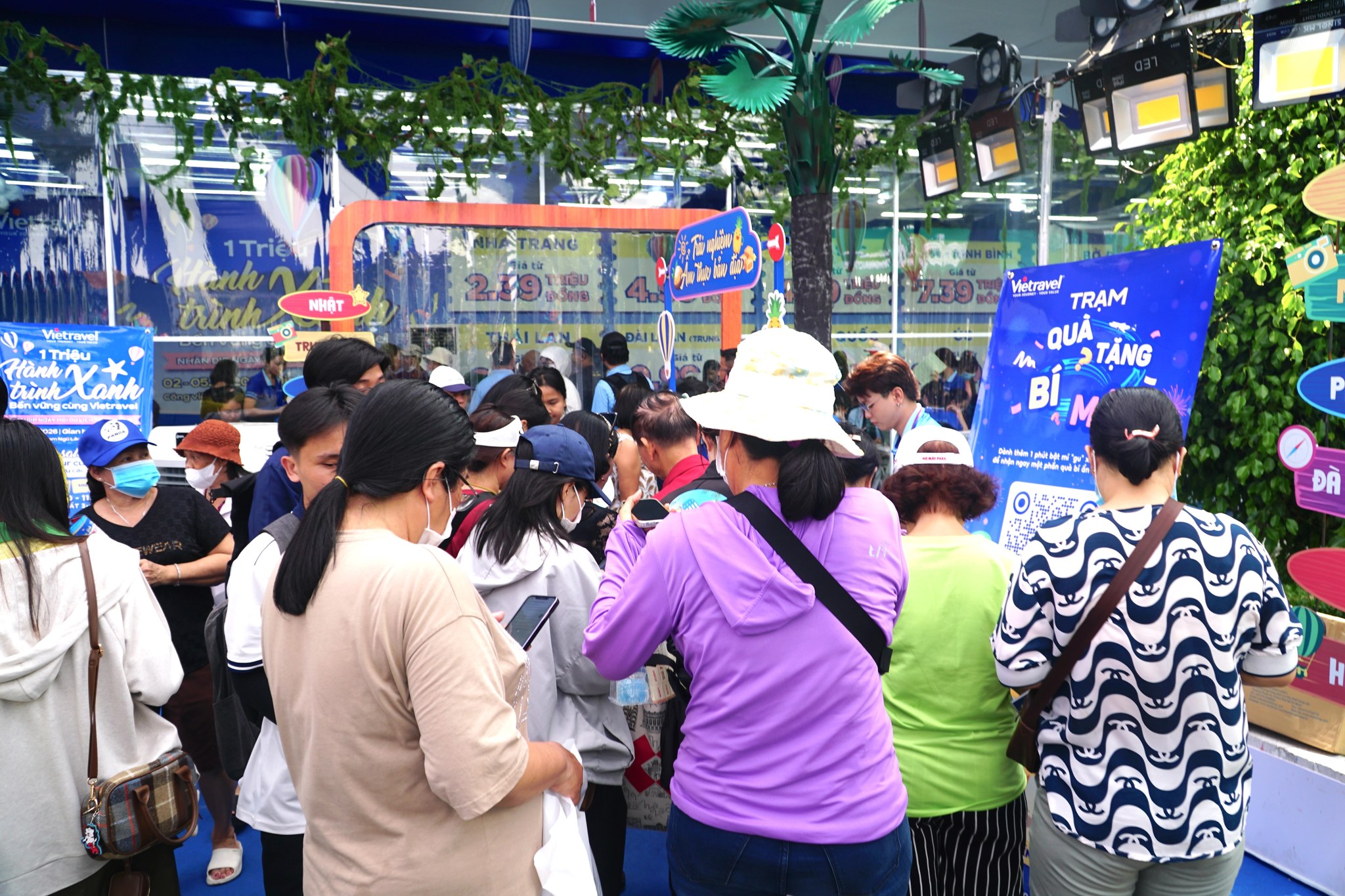 Người d&acirc;n nhộn nhịp đi săn tour du lịch ưu đ&atilde;i dịp 30-4 tại ng&agrave;y hội ở TPHCM - Ảnh 3.