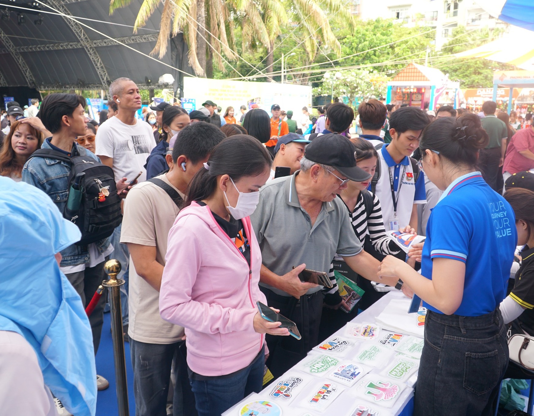 Người d&acirc;n nhộn nhịp đi săn tour du lịch ưu đ&atilde;i dịp 30-4 tại ng&agrave;y hội ở TPHCM - Ảnh 1.