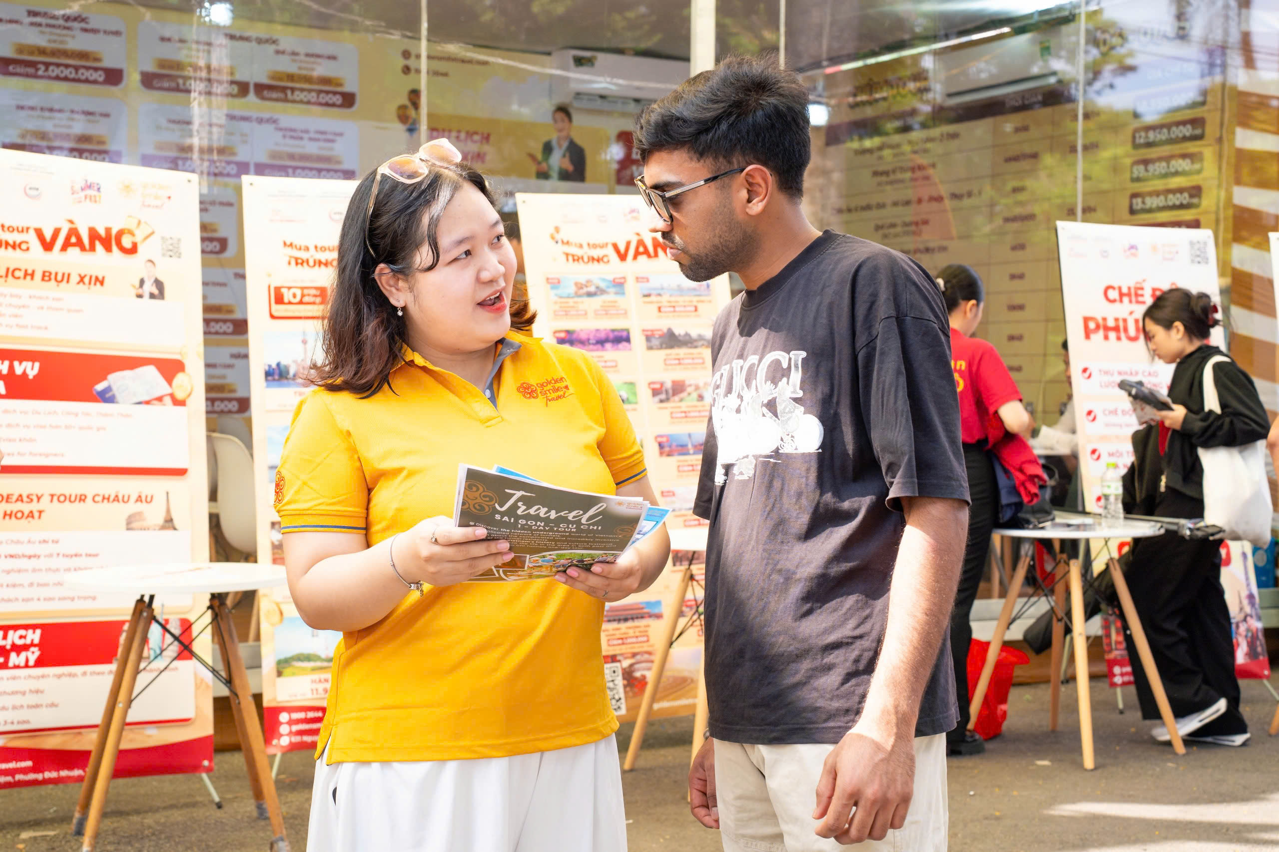 Người d&acirc;n nhộn nhịp đi săn tour du lịch ưu đ&atilde;i dịp 30-4 tại ng&agrave;y hội ở TPHCM - Ảnh 8.