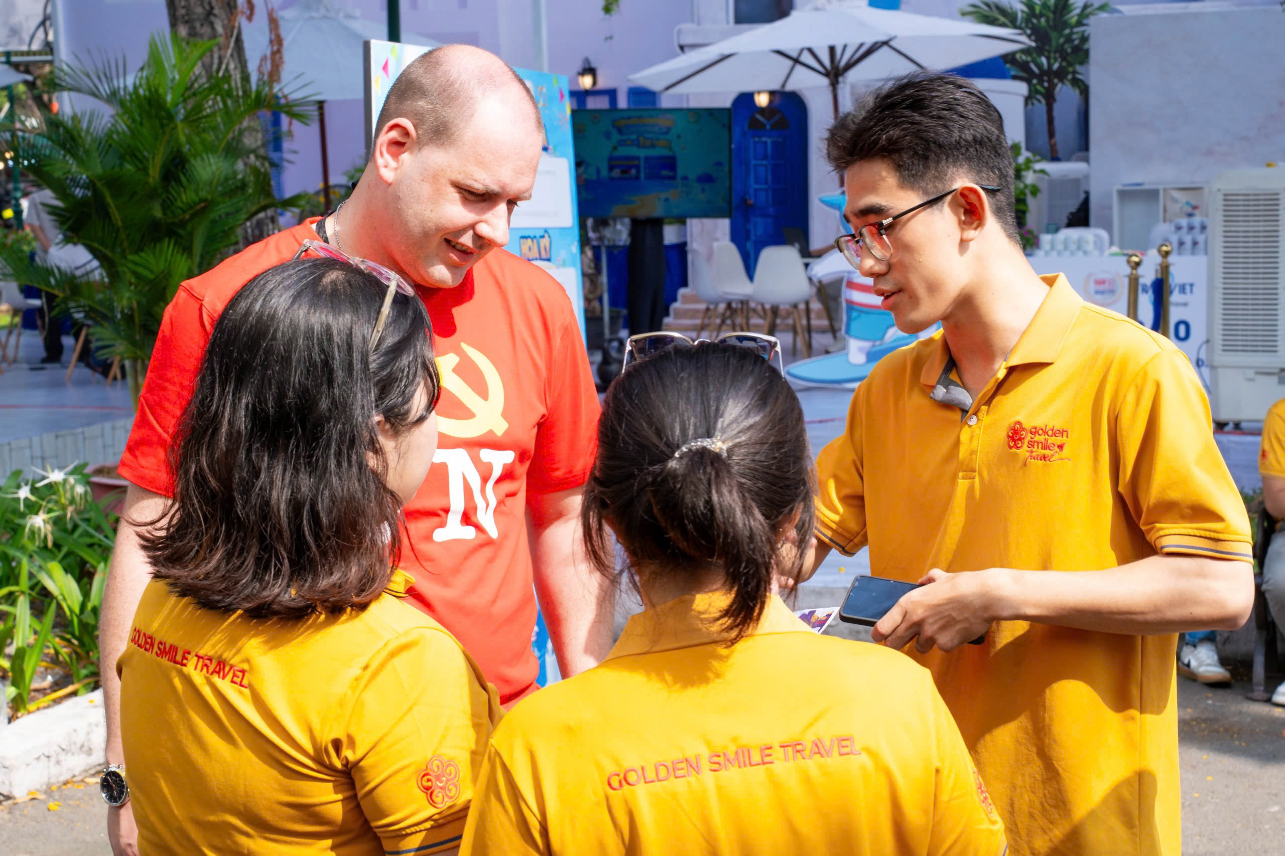 Người d&acirc;n nhộn nhịp đi săn tour du lịch ưu đ&atilde;i dịp 30-4 tại ng&agrave;y hội ở TPHCM - Ảnh 11.