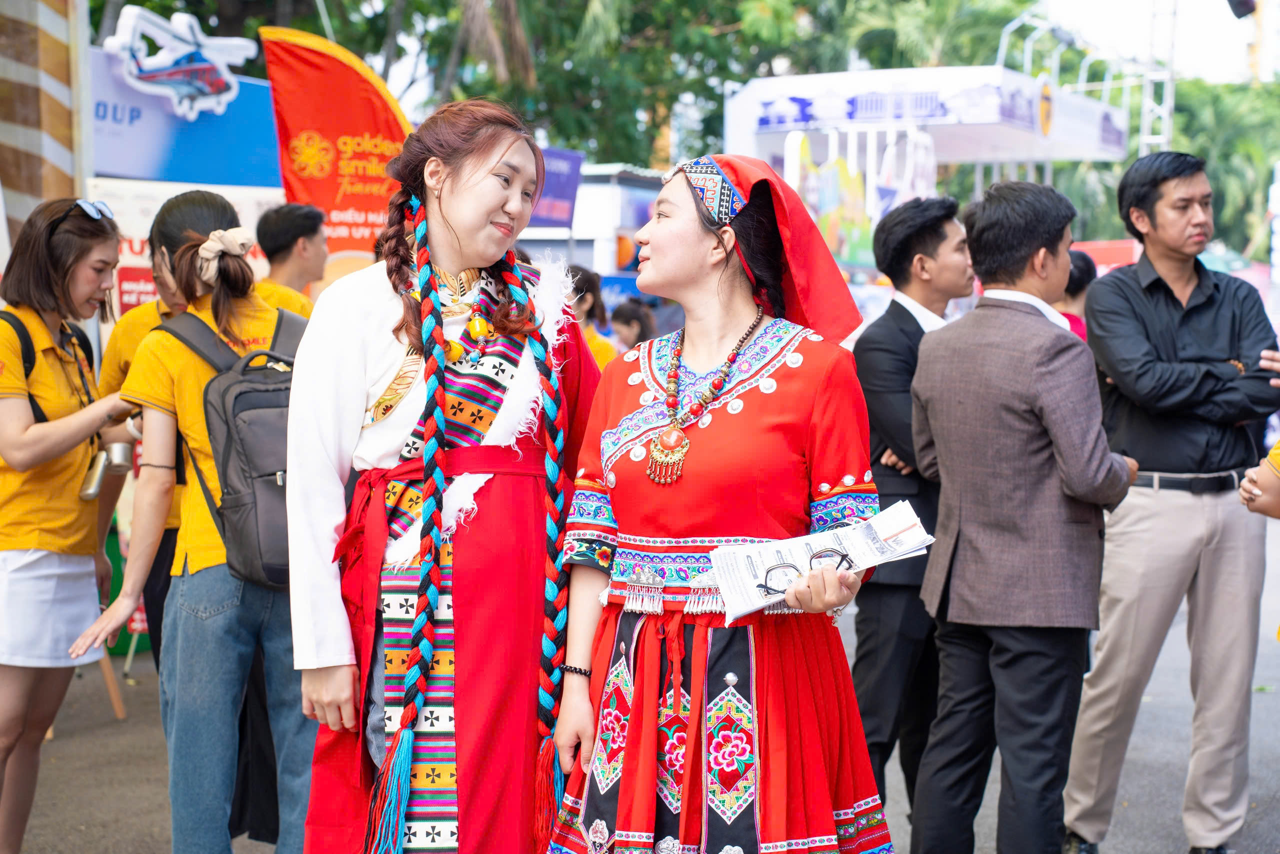 Người d&acirc;n nhộn nhịp đi săn tour du lịch ưu đ&atilde;i dịp 30-4 tại ng&agrave;y hội ở TPHCM - Ảnh 16.