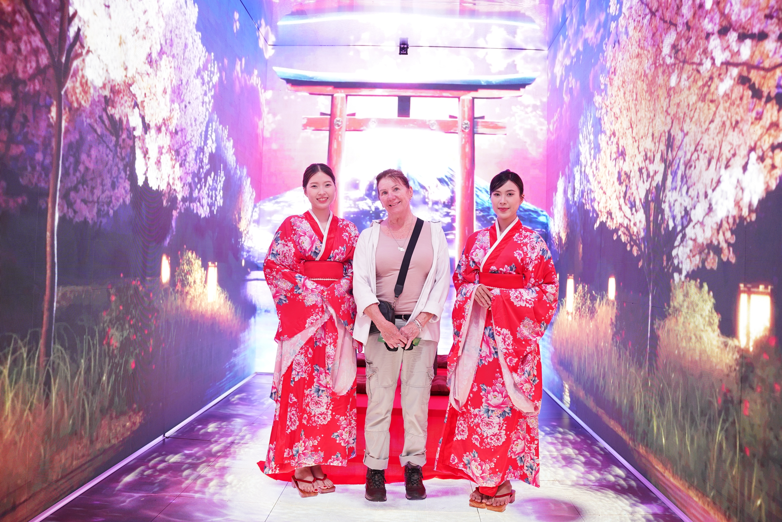 Người d&acirc;n nhộn nhịp đi săn tour du lịch ưu đ&atilde;i dịp 30-4 tại ng&agrave;y hội ở TPHCM - Ảnh 12.