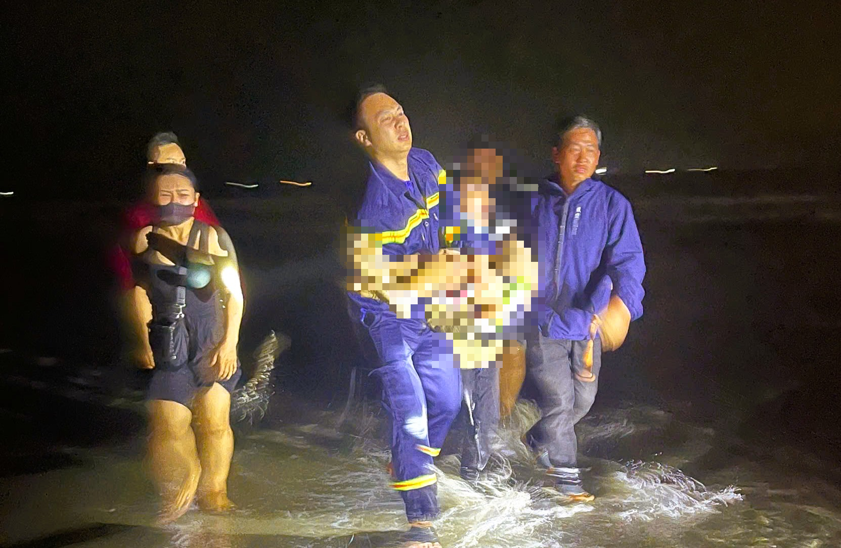 Tìm thấy thi thể 1 nam sinh mất tích khi đi tắm biển - Ảnh 1.