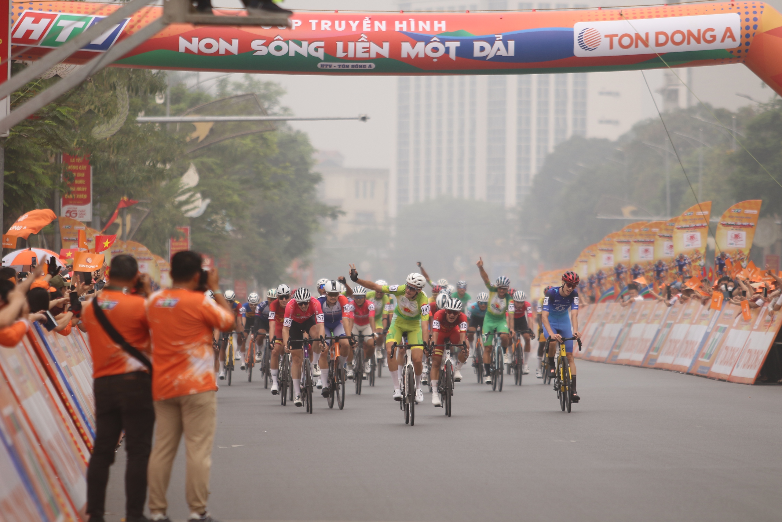 Sergei Kulikov thắng chặng mở m&agrave;n, Xu&acirc;n Lộc gi&agrave;nh &aacute;o cam - Ảnh 6.