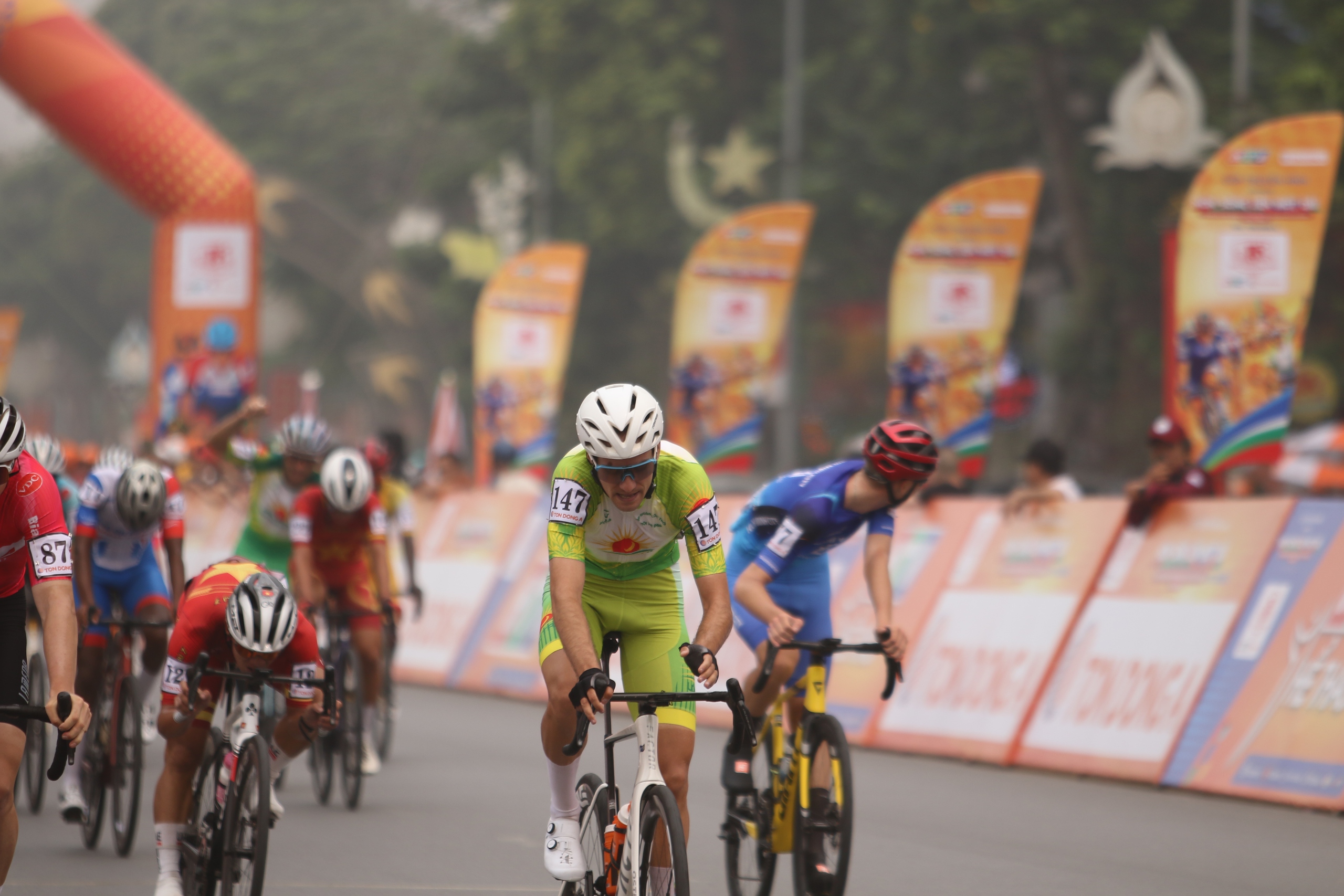 Sergei Kulikov thắng chặng mở m&agrave;n, Xu&acirc;n Lộc gi&agrave;nh &aacute;o cam - Ảnh 7.