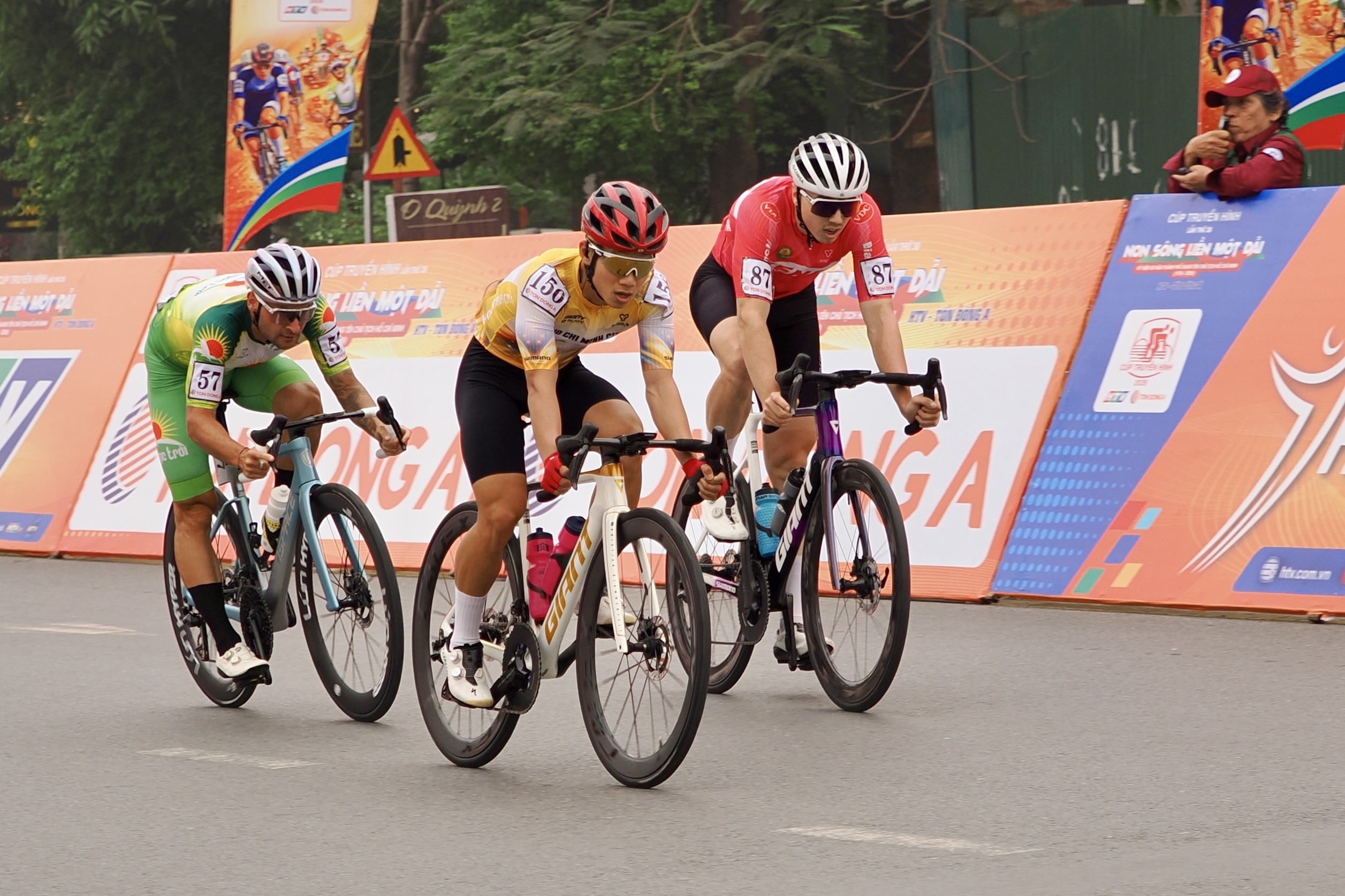 Sergei Kulikov thắng chặng mở m&agrave;n, Xu&acirc;n Lộc gi&agrave;nh &aacute;o cam - Ảnh 3.