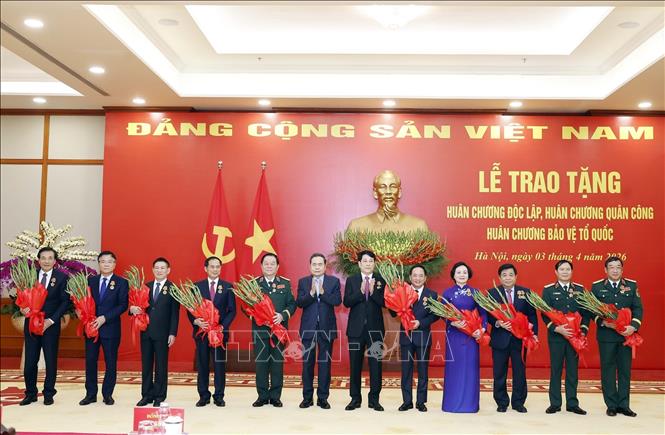 Trao tặng Huân chương cao quý cho các lãnh đạo Đảng, Nhà nước và cán bộ cấp cao - Ảnh 2.