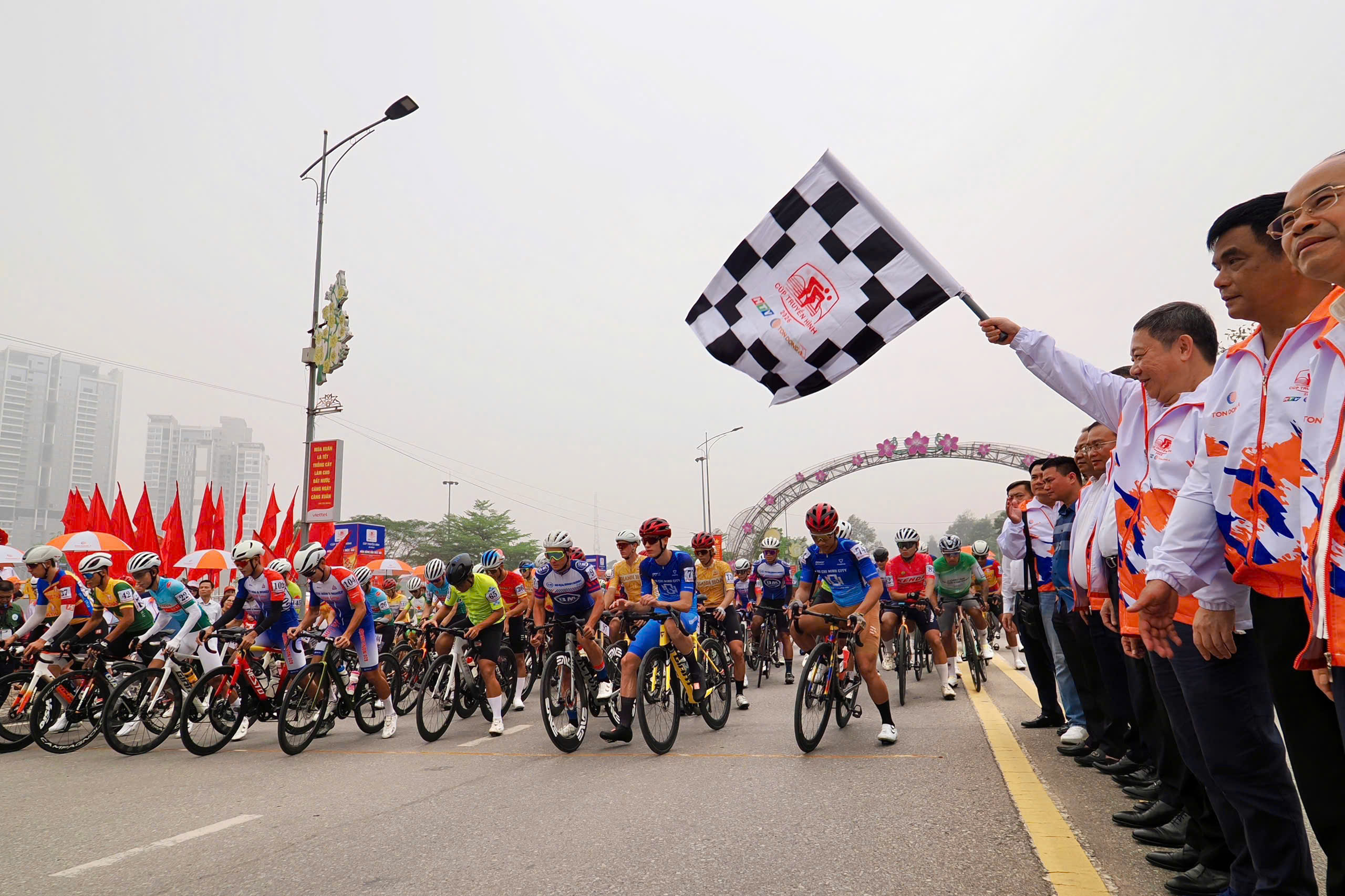 Sergei Kulikov thắng chặng mở m&agrave;n, Xu&acirc;n Lộc gi&agrave;nh &aacute;o cam - Ảnh 1.