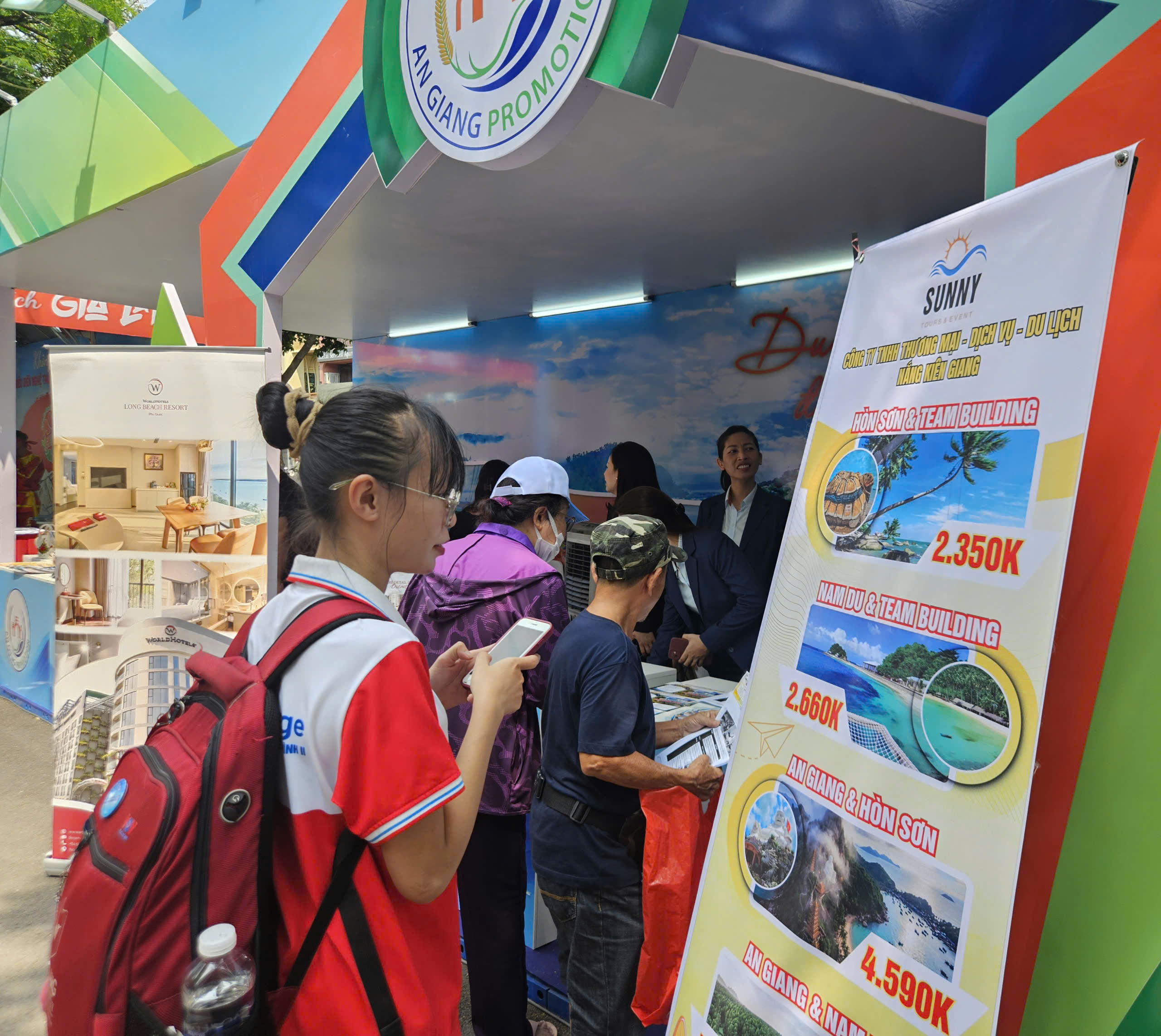 Người d&acirc;n nhộn nhịp đi săn tour du lịch ưu đ&atilde;i dịp 30-4 tại ng&agrave;y hội ở TPHCM - Ảnh 9.